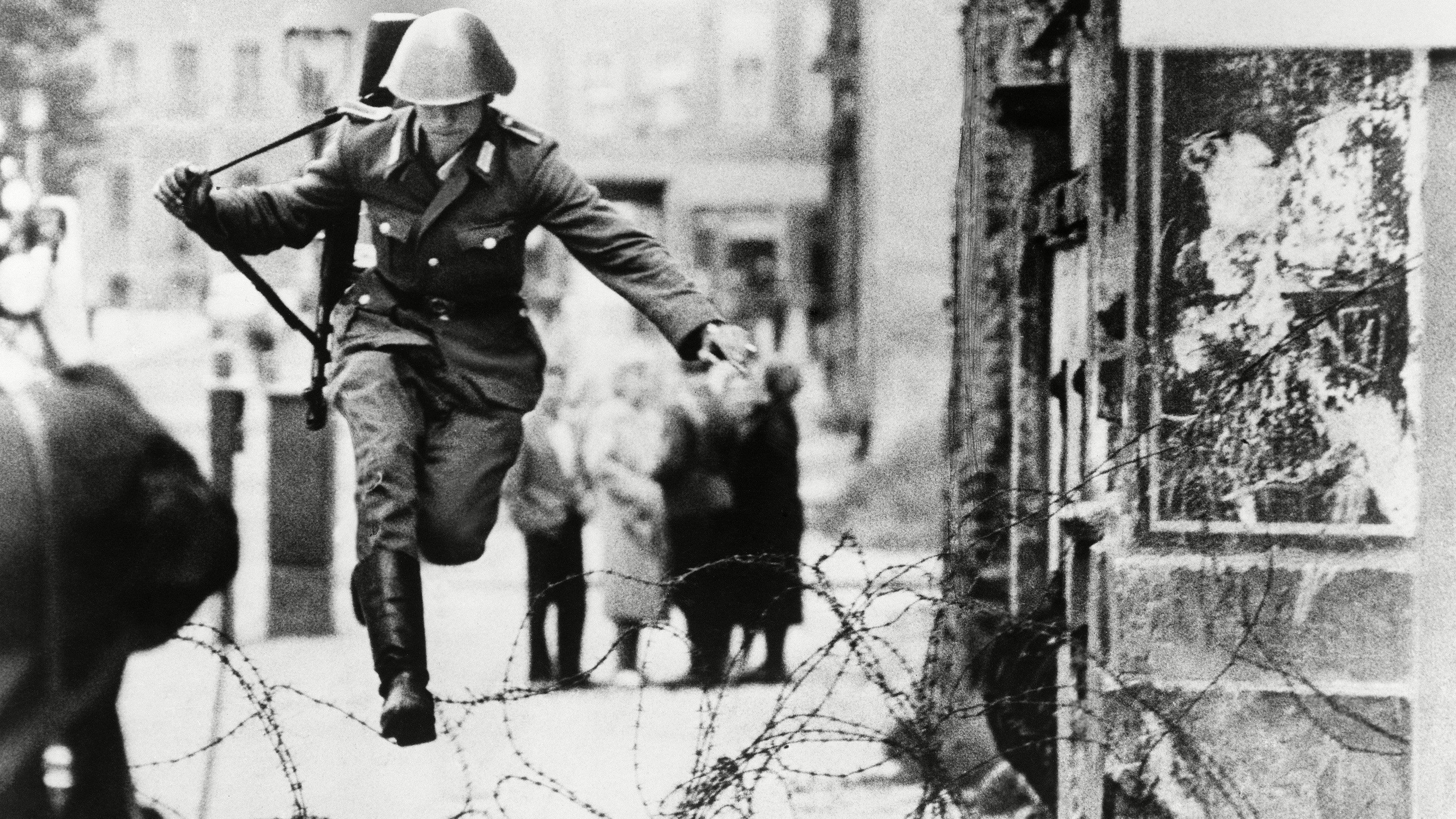 Conrad Shcumann, con 19 años, fue el primer alemán en saltar el muro en busca de la libertad