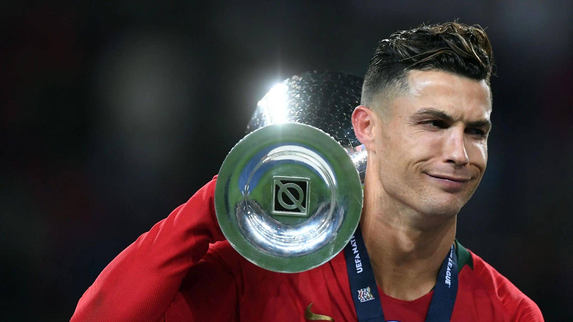 Cristiano Ronaldo com o troféu do Campeonato da Europa.