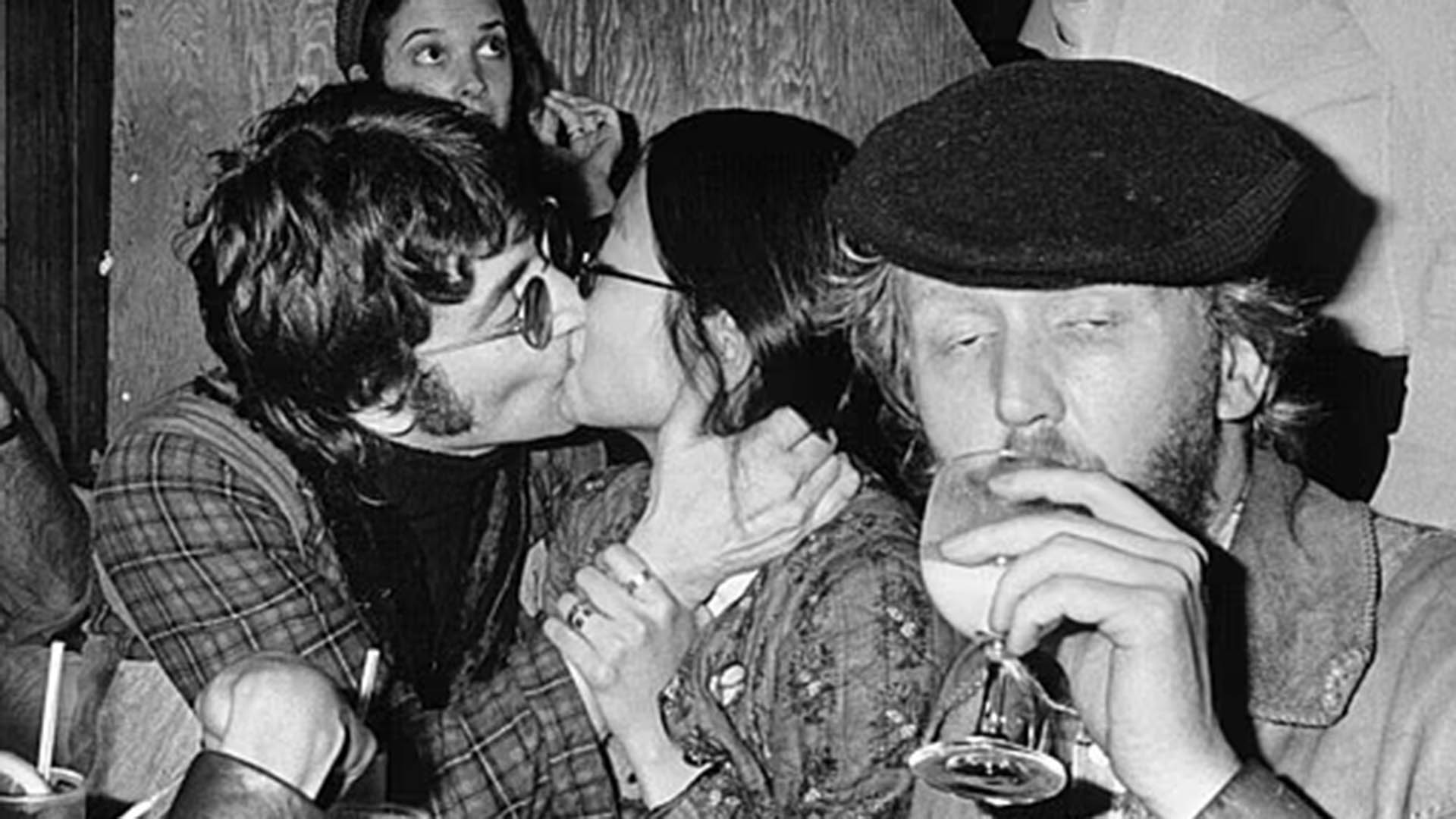 Un beso apasionado de John y May en un bar de Los Ángeles