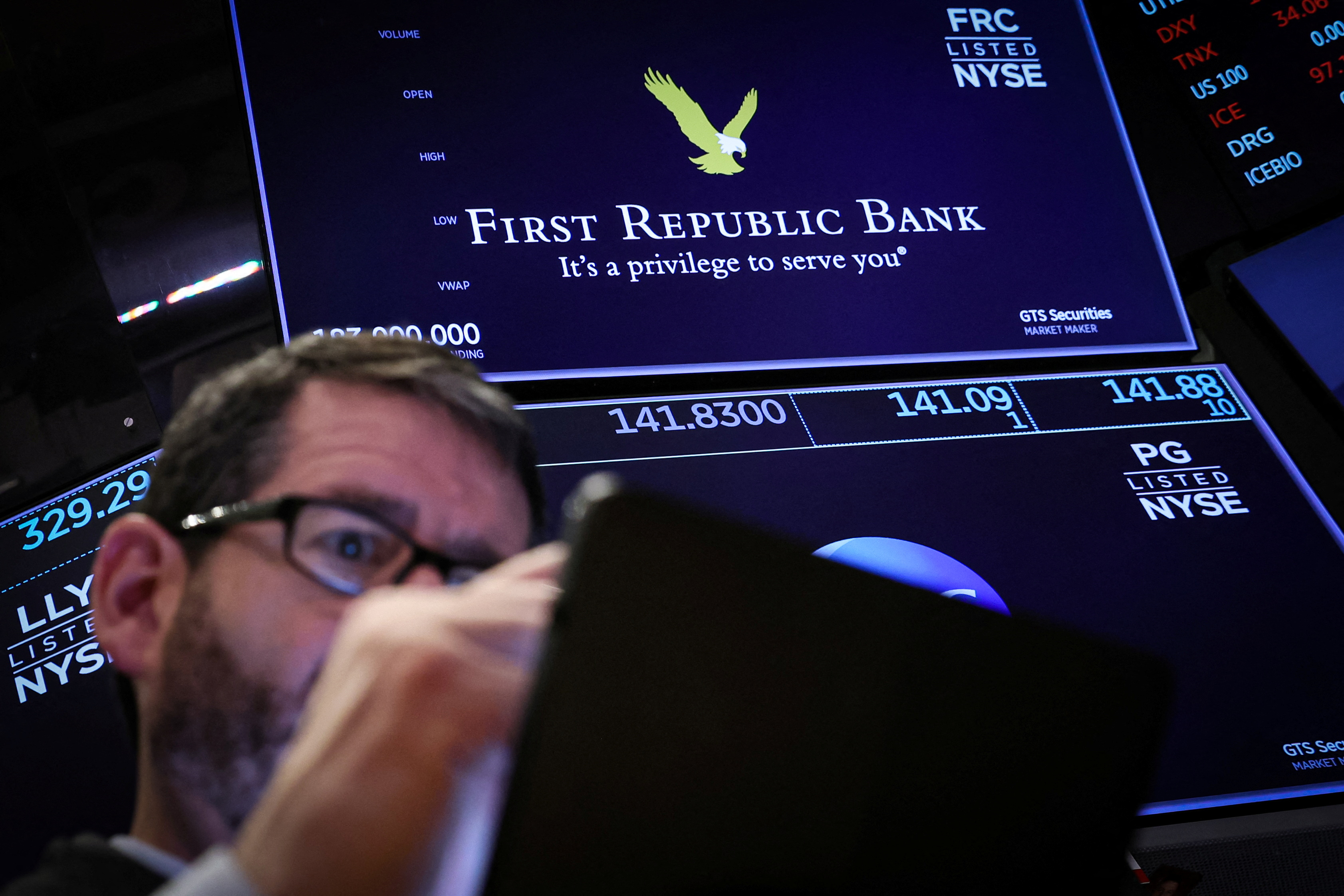El logo del First Republic Bank en la Bolsa de Nueva York (REUTERS/Brendan McDermid)