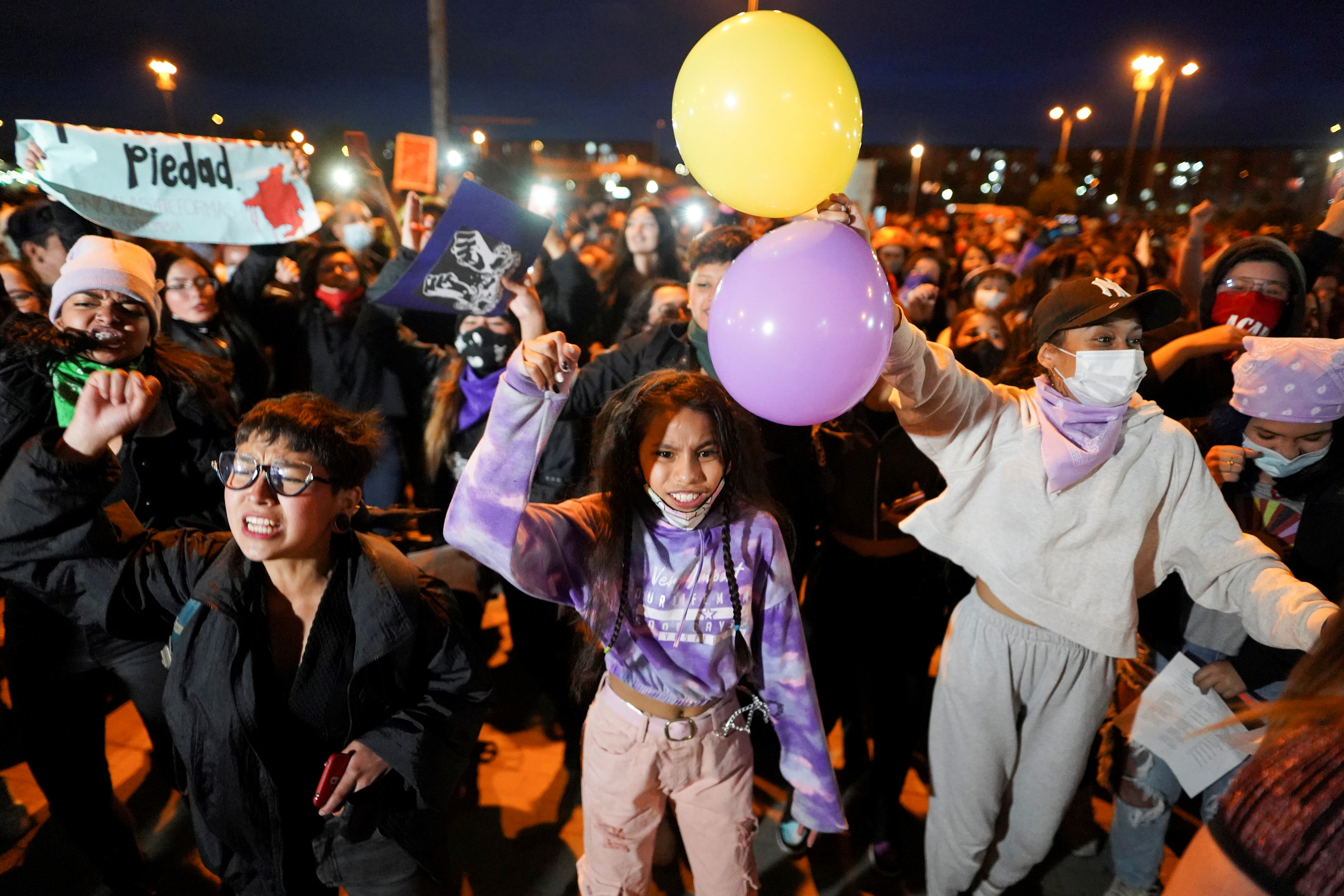 Mujeres participan en una protesta contra la agresión sexual por parte de la policía y el exceso de fuerza pública contra las protestas pacíficas, en Bogotá, Colombia, el 14 de mayo de 2021. (REUTERS/Nathalia Angarita)