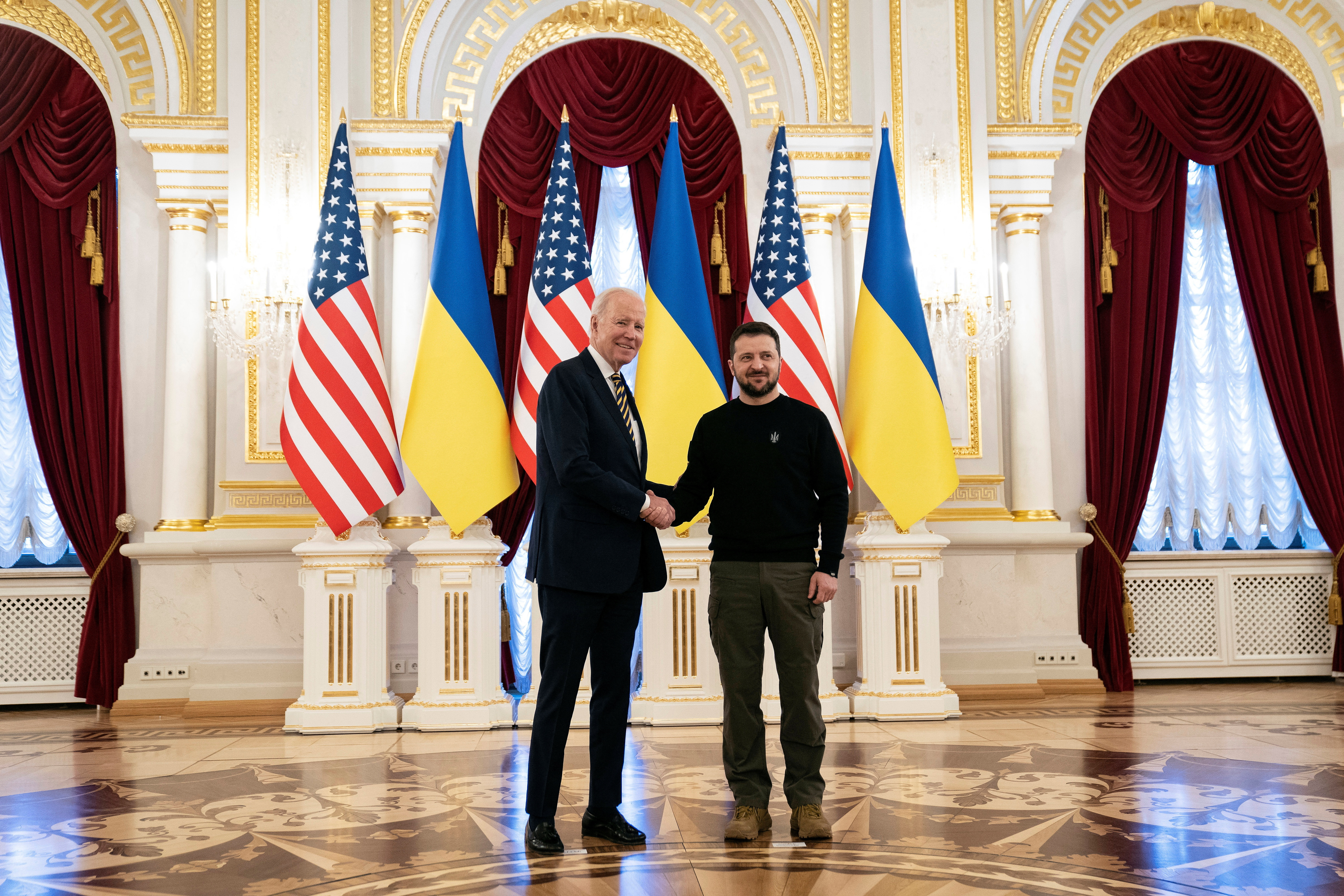 “Un año después, Kiev sigue de pie. Ucrania sigue de pie y la democracia sigue de pie”, proclamó el presidente estadounidense.
