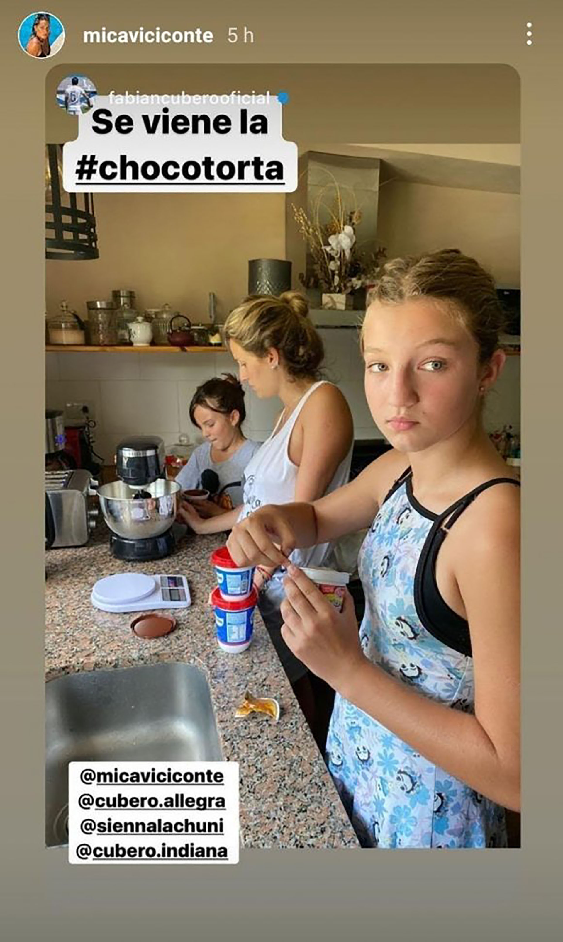 Las chicas se animaron a la clásica chocotorta para recibir a sus amigas (Instagram)