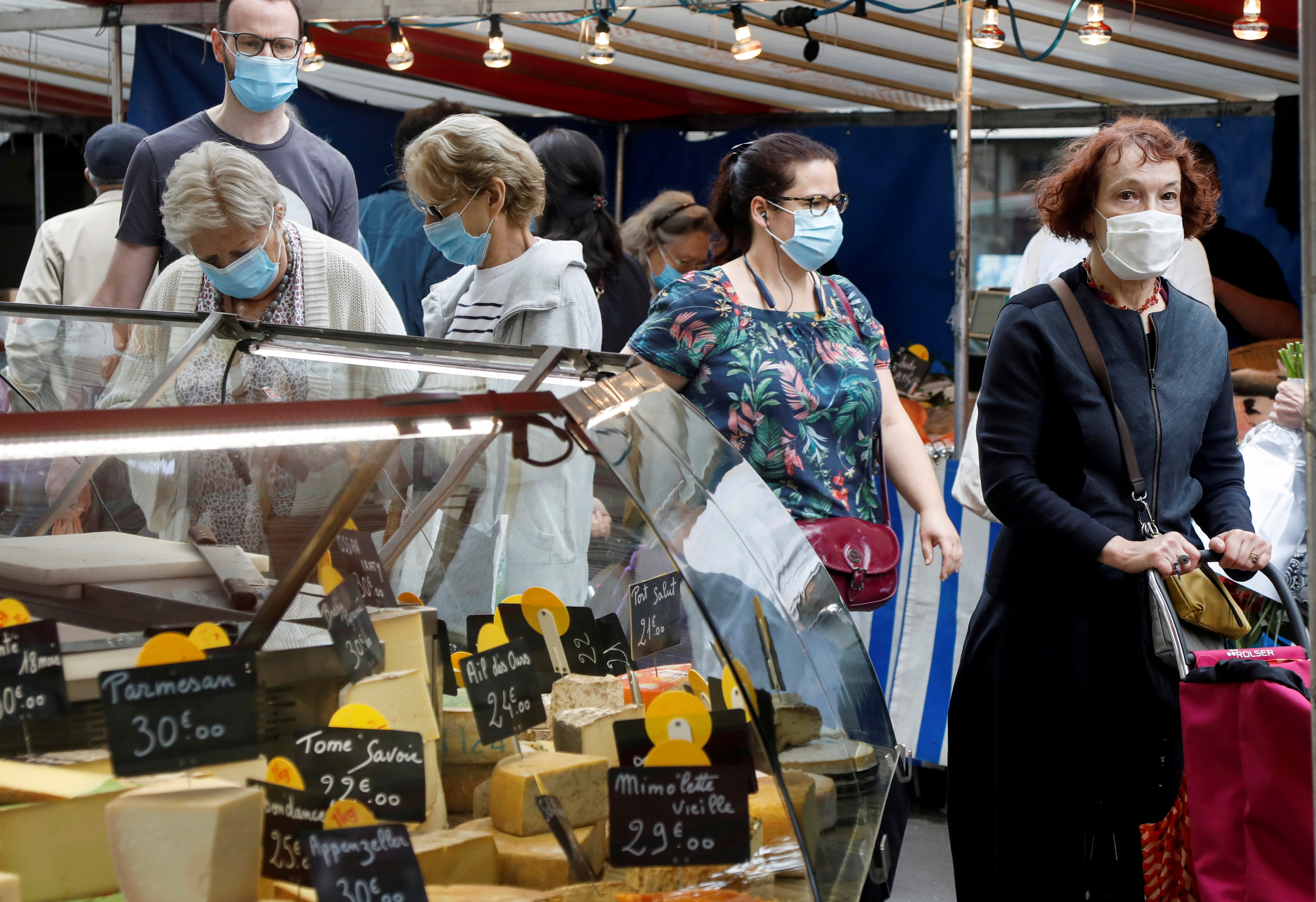 Consumidores en un mercado a cielo abierto de París (REUTERS/Charles Platiau/Archivo)