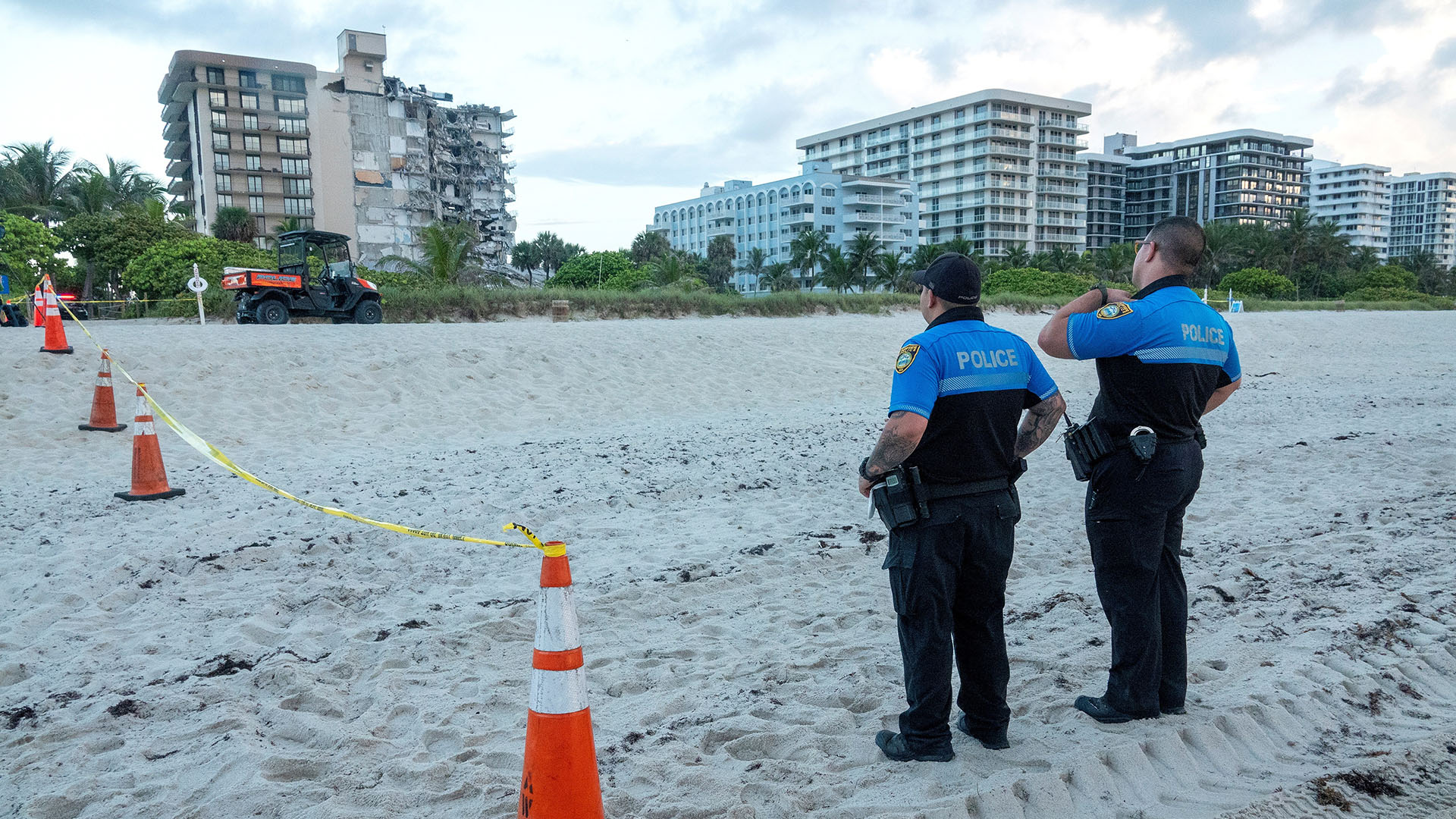 Agentes de la policía de Miami-Dade custodian la entrada del edificio de condominios de 12 pisos parcialmente derrumbado en Surfside, Florida, Estados Unidos, 24 de junio de 2021 (EFE/ EPA/ Cristobal Herrera-Ulashkevich)