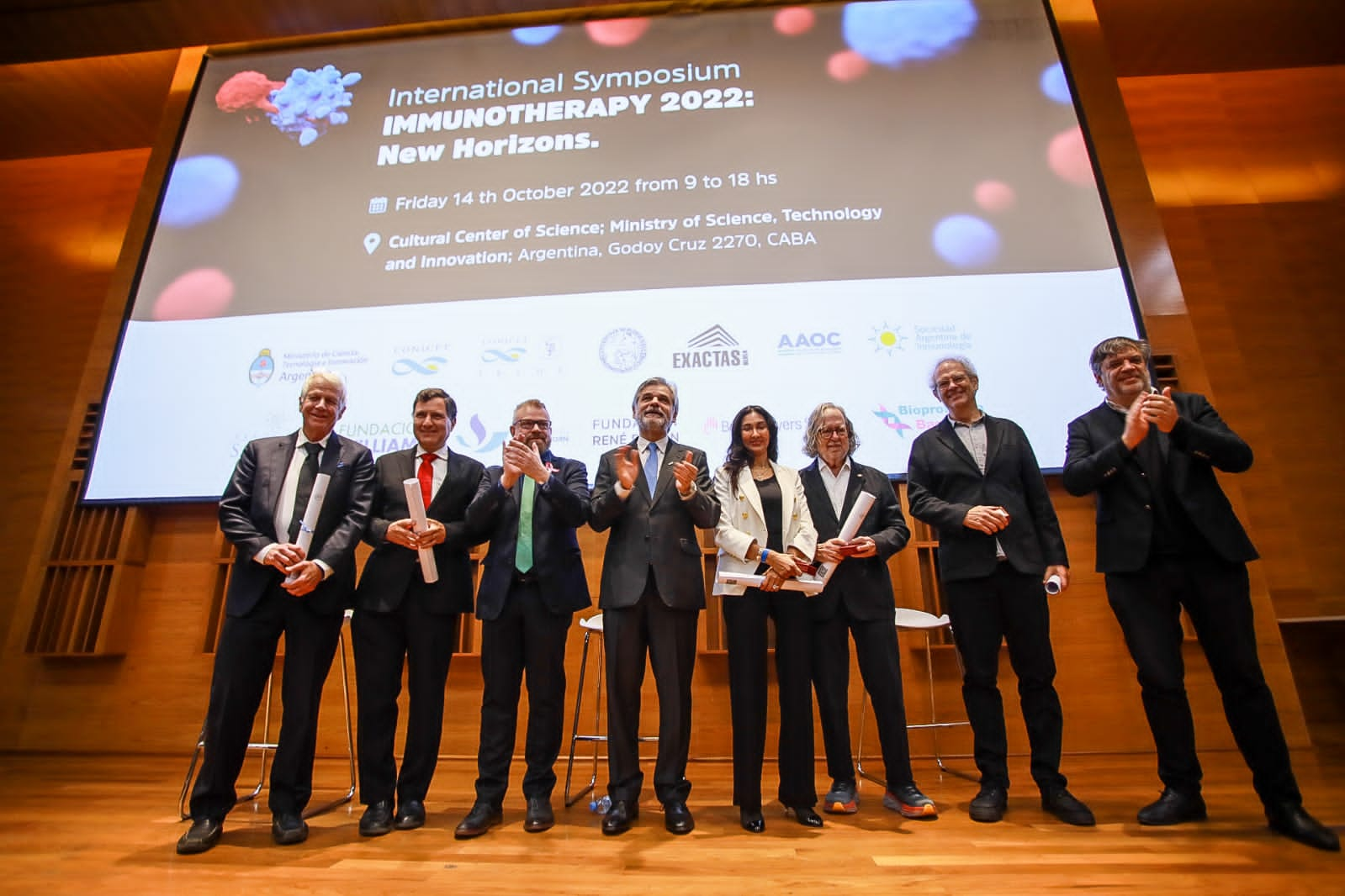 Todos los premiados son aplaudidos por jóvenes estudiantes