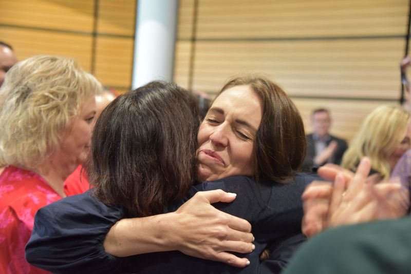Este miércoles, centenares de personas se concentraron a las puertas del Parlamento neozelandés desde donde Ardern, cuyo liderazgo empático y firme ha sido elogiado dentro y fuera de Nueva Zelanda, partió por última vez como primera ministra. (REUTERS)