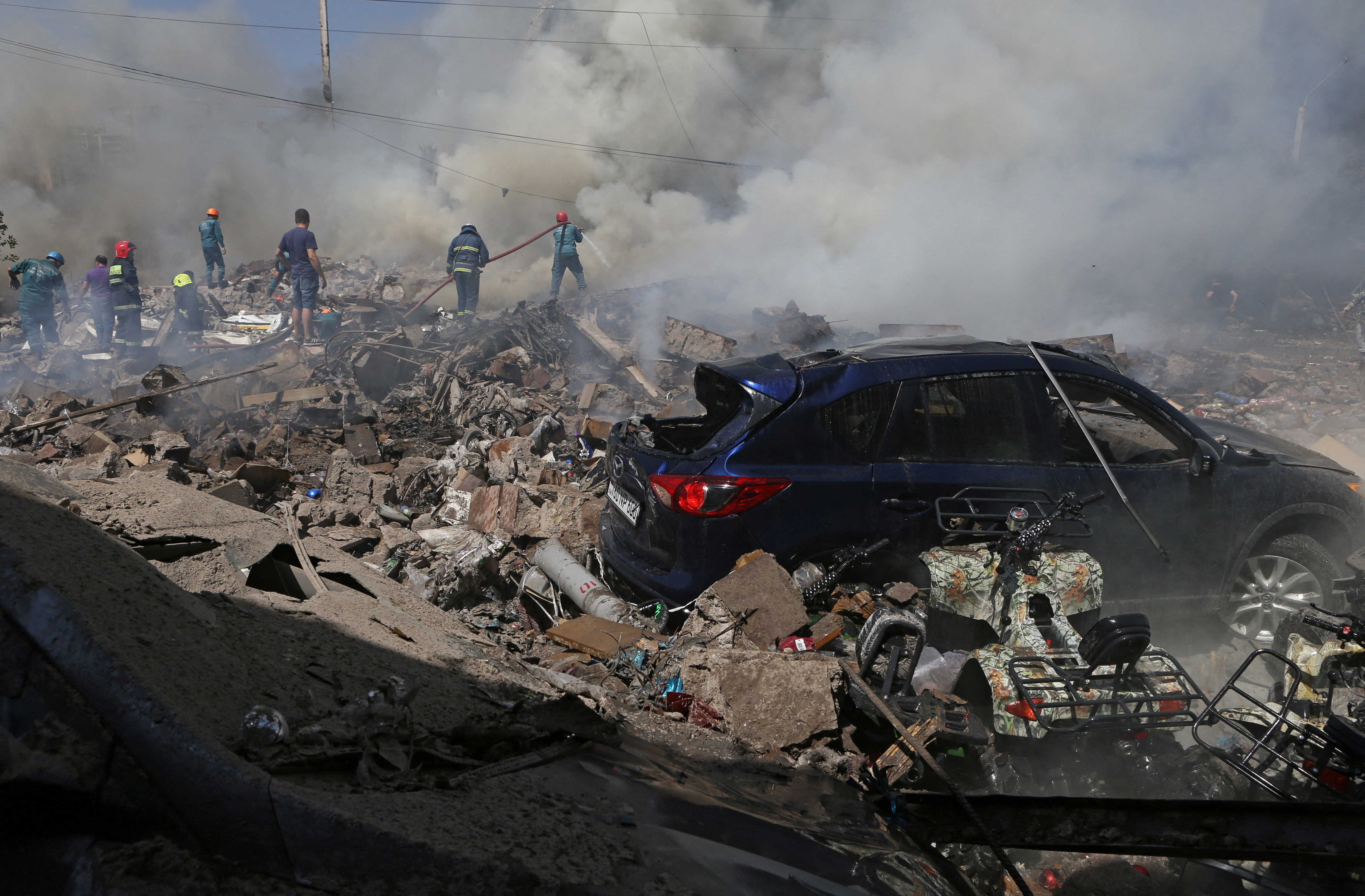 Los bomberos trabajando en la zona de la explosión. Vahram Baghdasaryan/Photolure via REUTERS