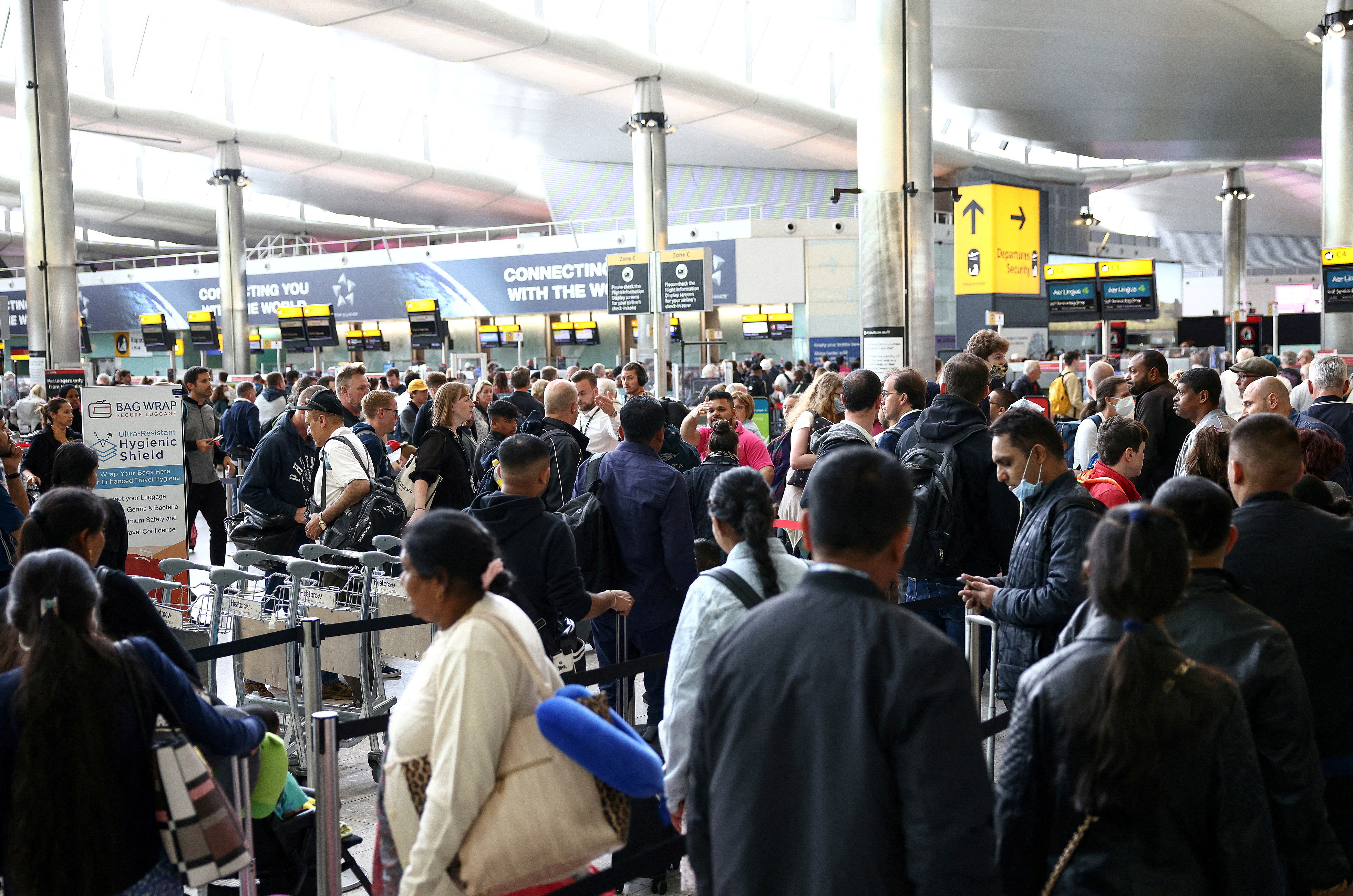 Pasajeros hacen cola dentro de la terminal de salidas de la Terminal 2 del aeropuerto de Heathrow en Londres, Gran Bretaña, 27 de junio de 2022. REUTERS/Henry Nicholls/Archivo