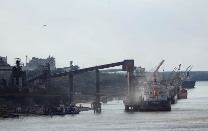 Sigue la protesta en los puertos exportadores de la Argentina (Reuters)
