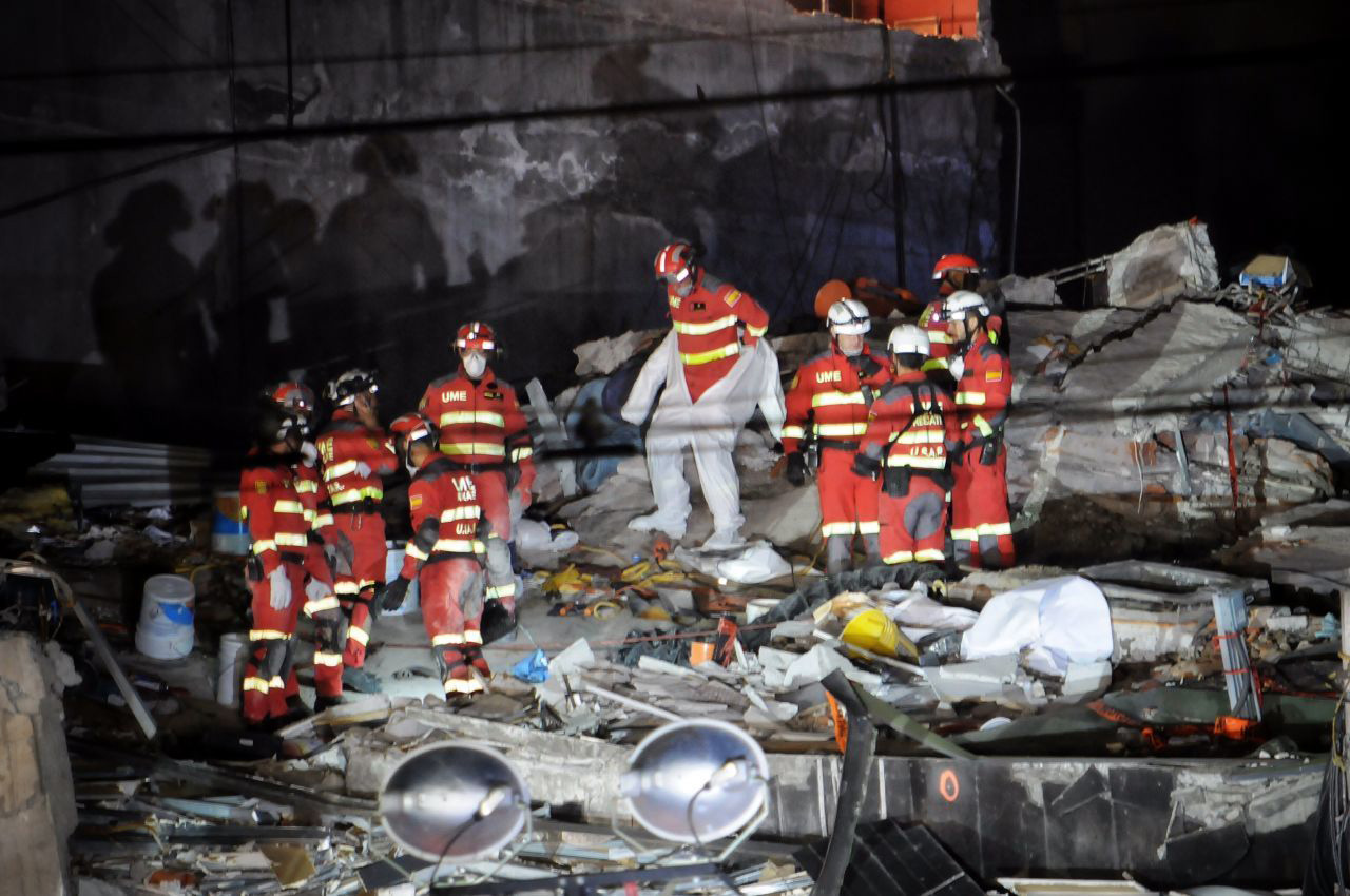 CIUDAD DE MÉXICO, 29SEPTIEMBRE2017.- Rescatistas españoles continuan con las labores de búsqueda y rescate en el edificio colapsado sobre Álvaro Obregón 286 de la colonia Roma. FOTO: DIEGO SIMÓN SÁNCHEZ /CUARTOSCURO.COM
