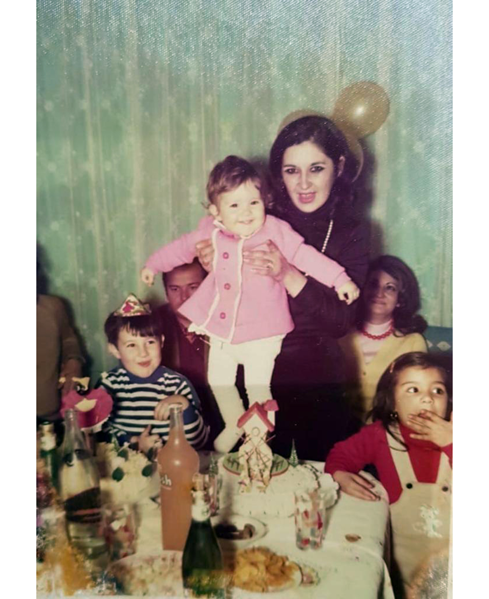 Cristina Pérez en brazos de su madre, María Cristina Navarro (1974)