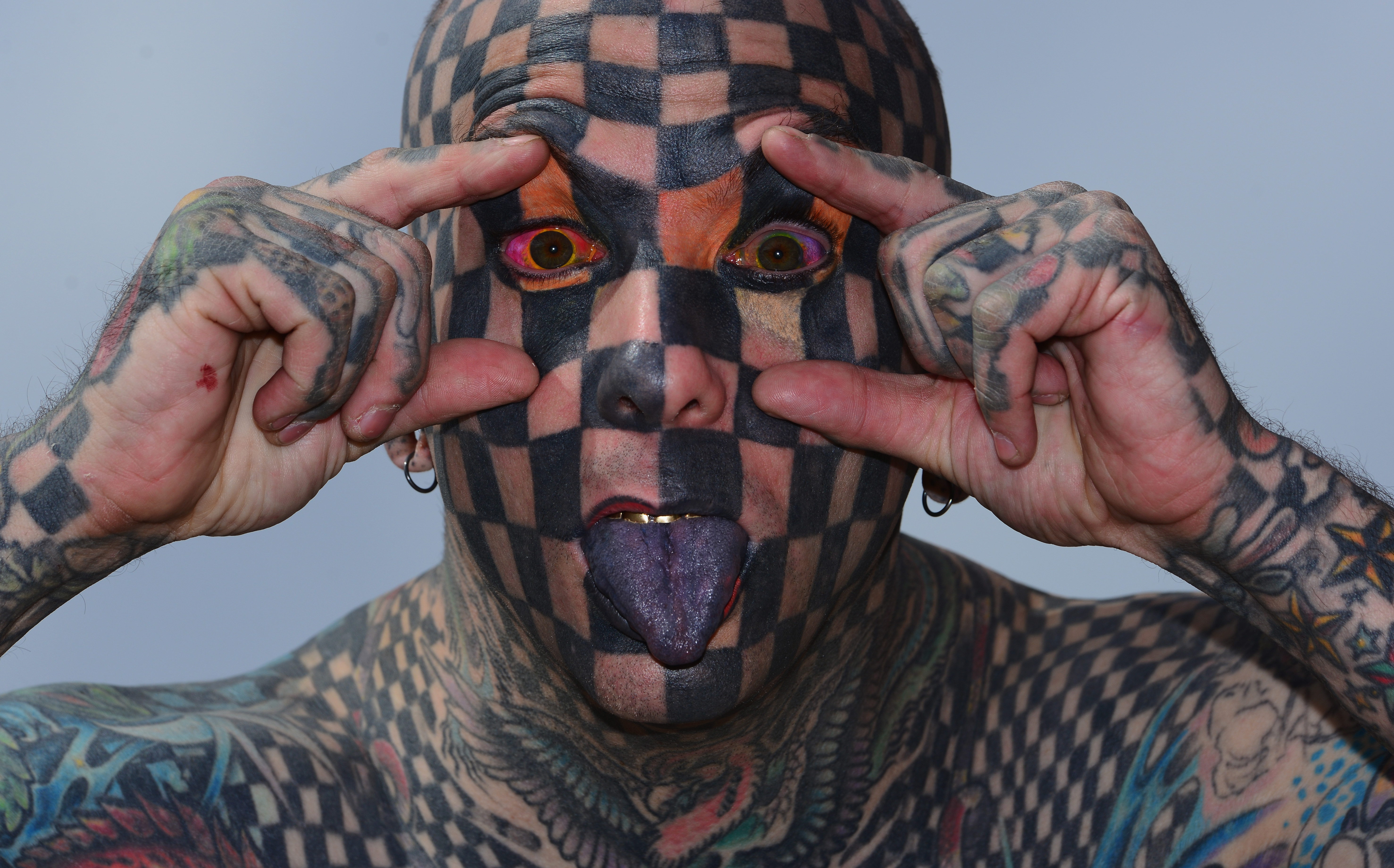Matt Gone contó que estornudó tinta negra cuando se tatuó los cuadros que cubren su nariz.  (Getty Images )