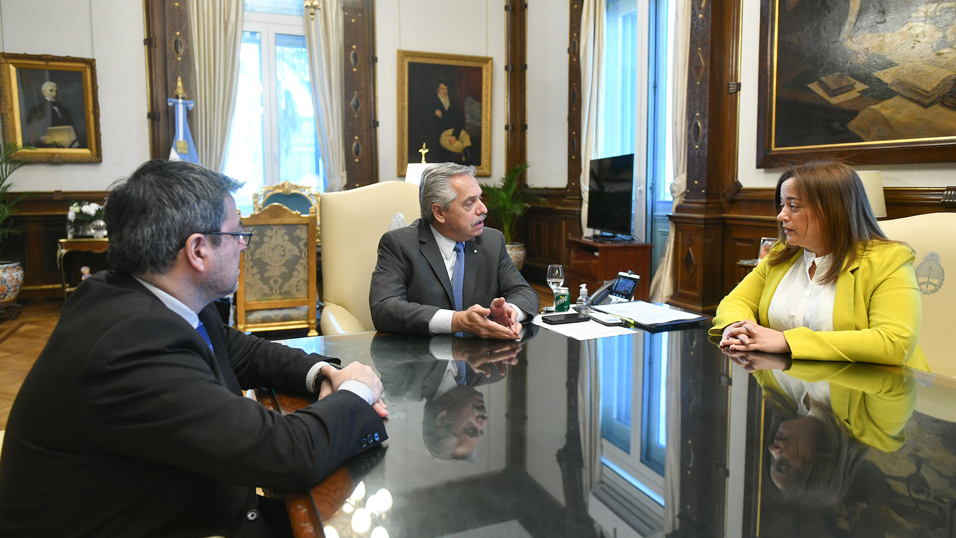 Alberto Fernández con Germán Martínez y Cecilia Moreau