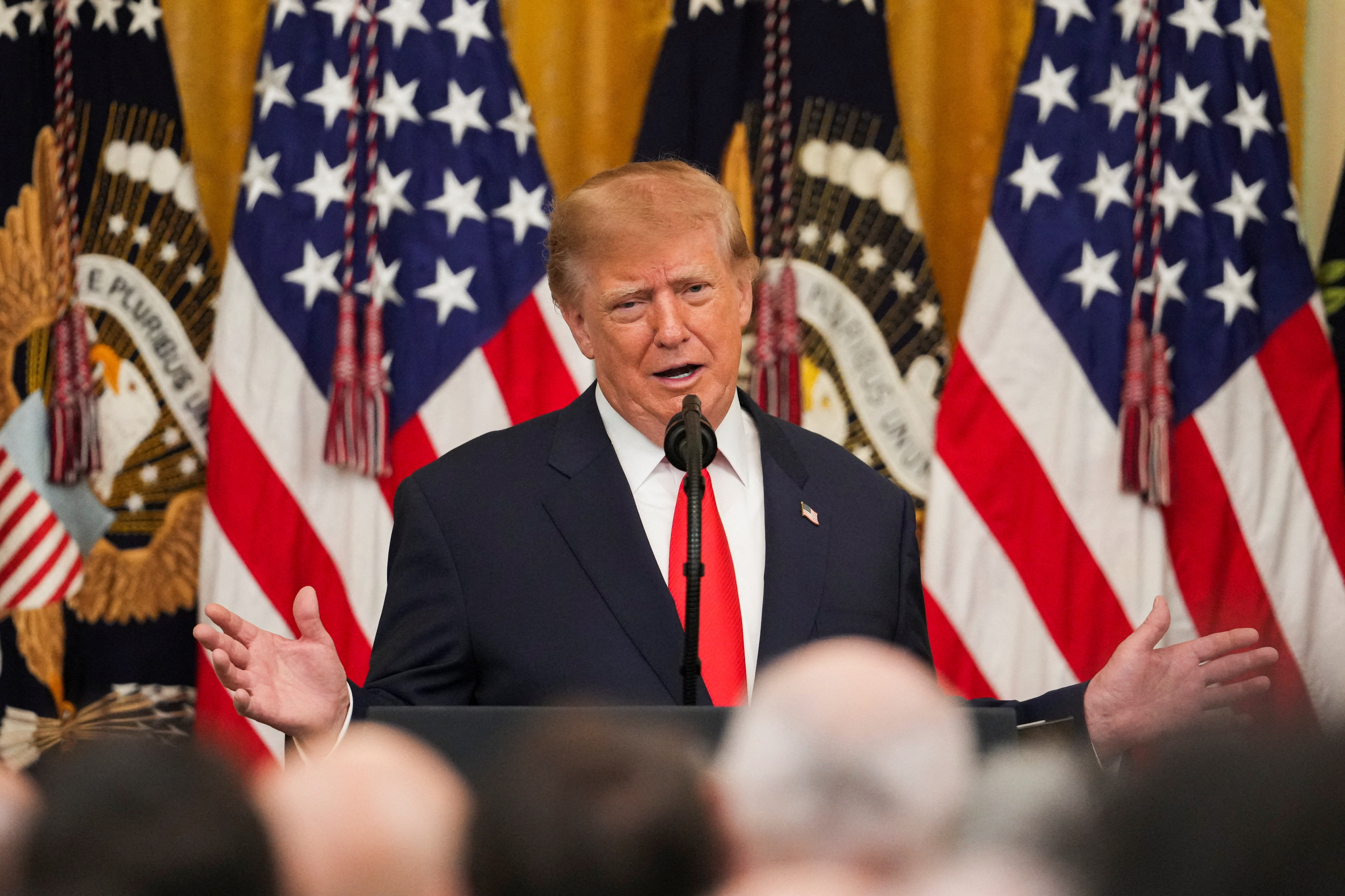 Trump dijo que el precio del combustible bajará y que el conflicto con Irán terminará pronto "de una manera u otra"