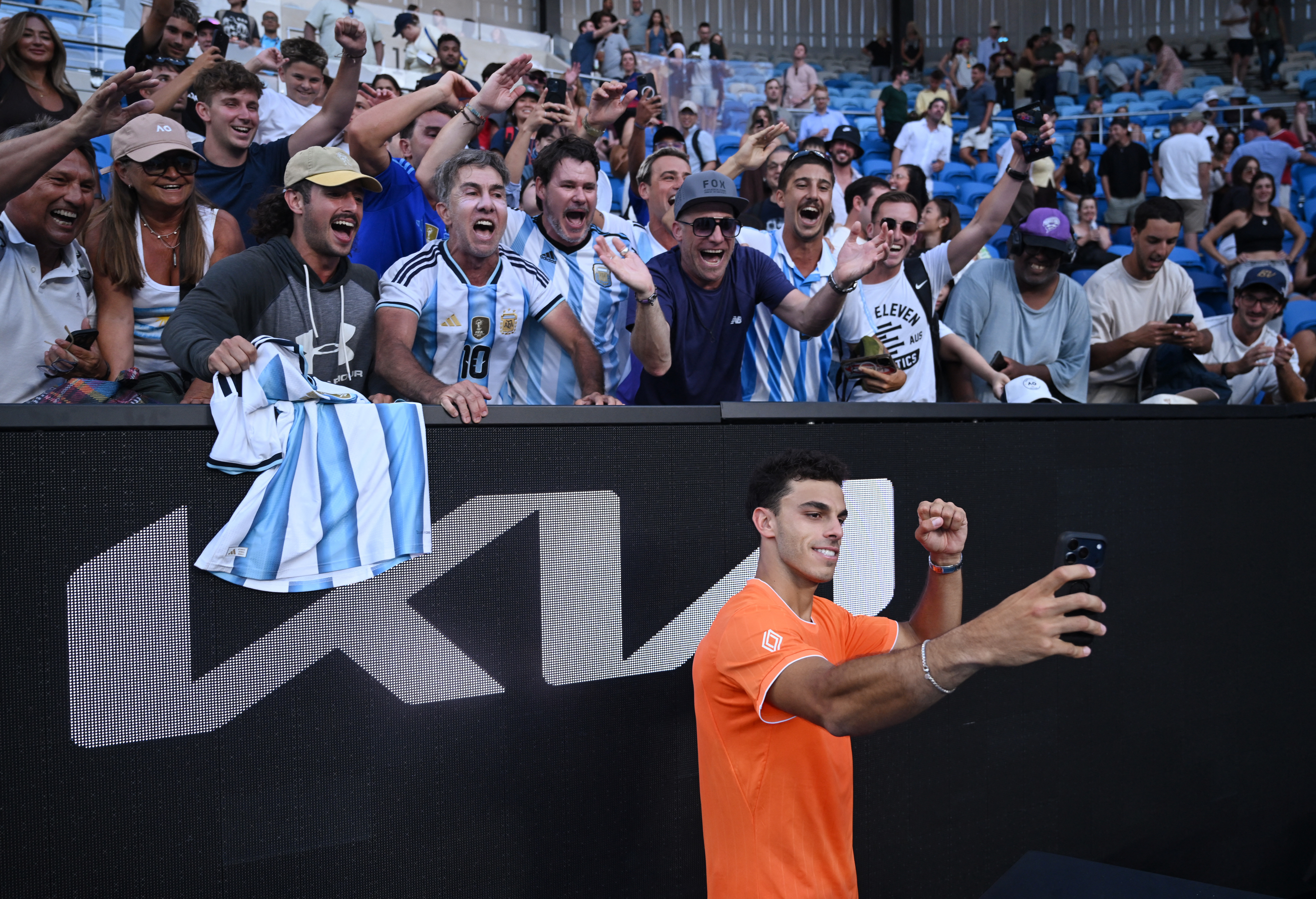 Barron Trump llamó a la policía británica al ver que golpeaban a una mujer en una videollamada