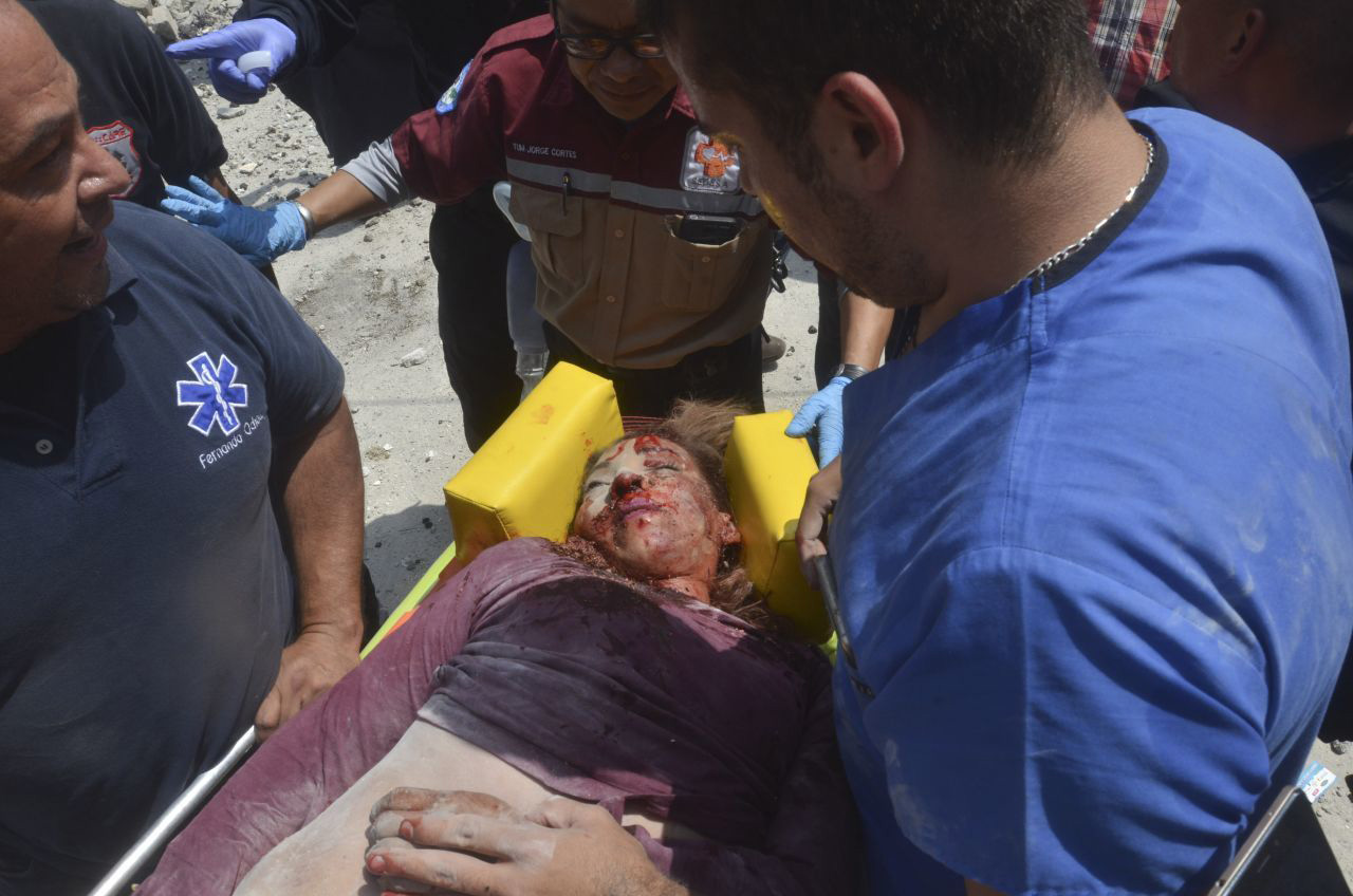 CIUDAD DE MÉXICO, 19SEPTIEMBRE2017.- Decenas de personas entre cuerpos de rescate y sociedad en general ayudan en las labores de rescate entre los escombros de edificios que colapsaron tras el fuerte sismo de 7.1 grados en escala de richter que se registró esta tarde en la Ciudad de México. En la imagen, un edificio derrumbado en la colonia Narvarte. FOTO: ARMANDO MONROY /CUARTOSCURO.COM