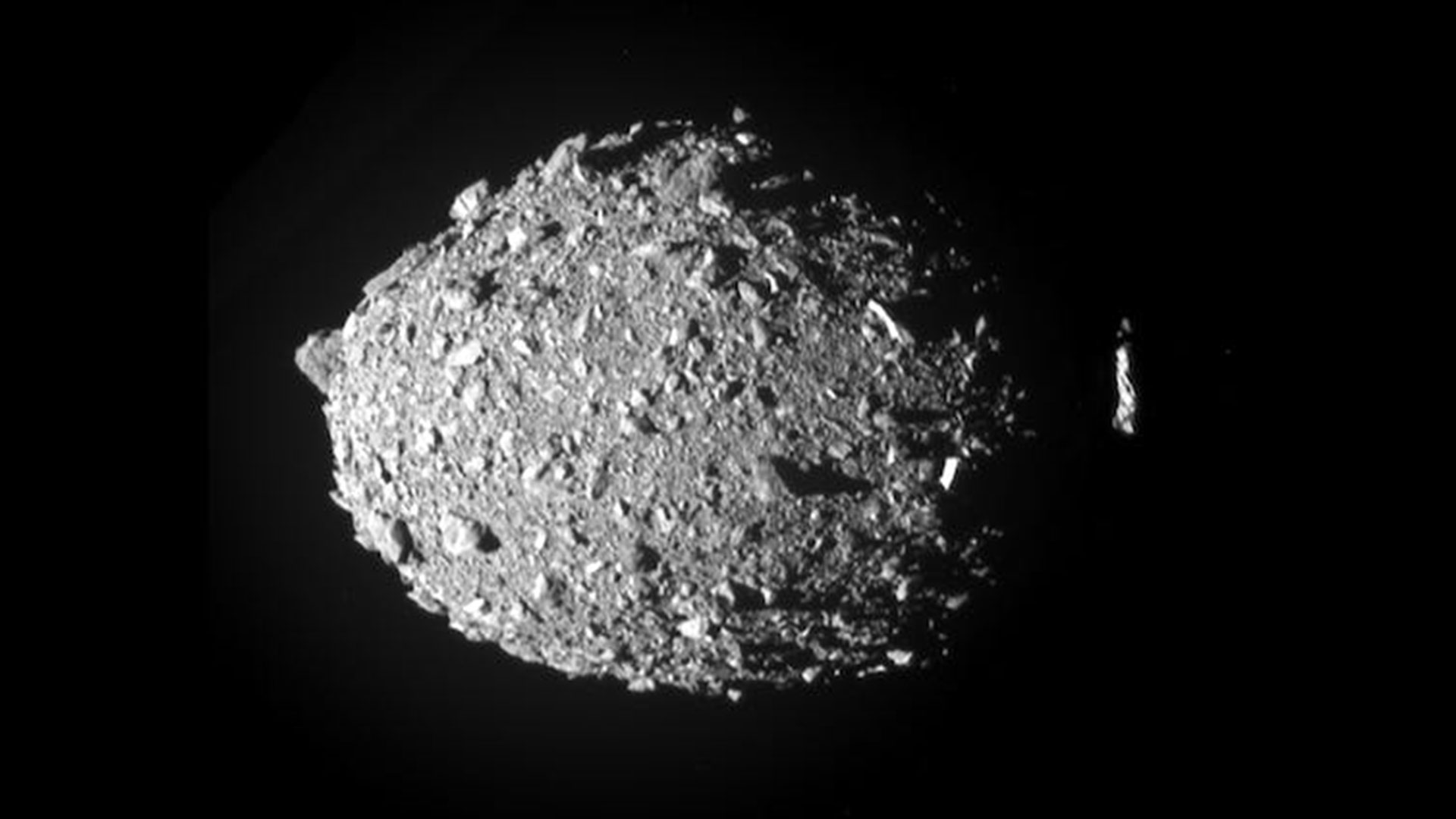 Imagen obtenida por DART de su objetivo, el asteroide Dimorphos, un amasijo de escombros rocosos. Crédito: NASA/Johns Hopkins APL. 