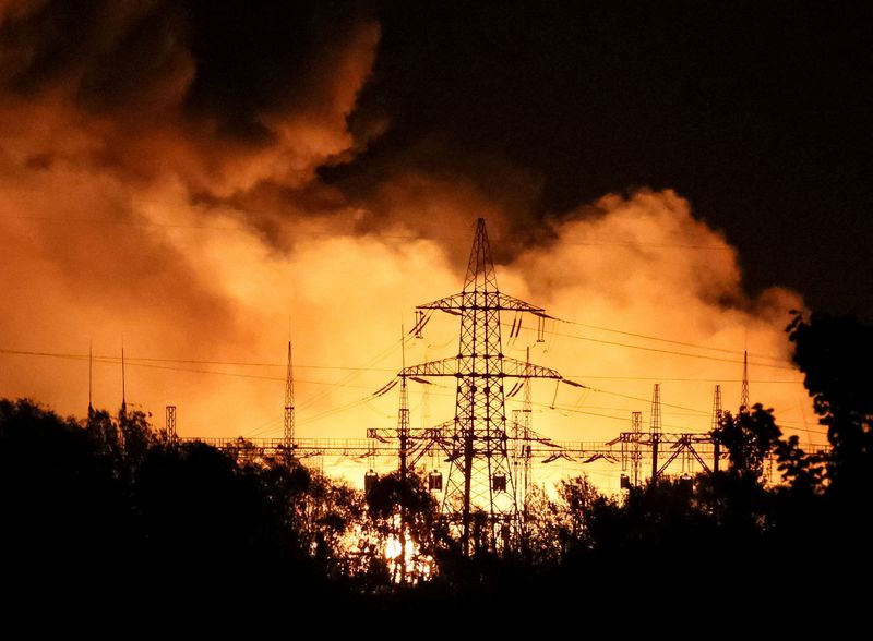 La planta de energía térmica en llamas golpeada por misiles rusos, como revancha por la ofensiva ucraniana que obligó a las fuerzas de ocupación retirarse de la región de Kharkiv. REUTERS/Gleb Garnish