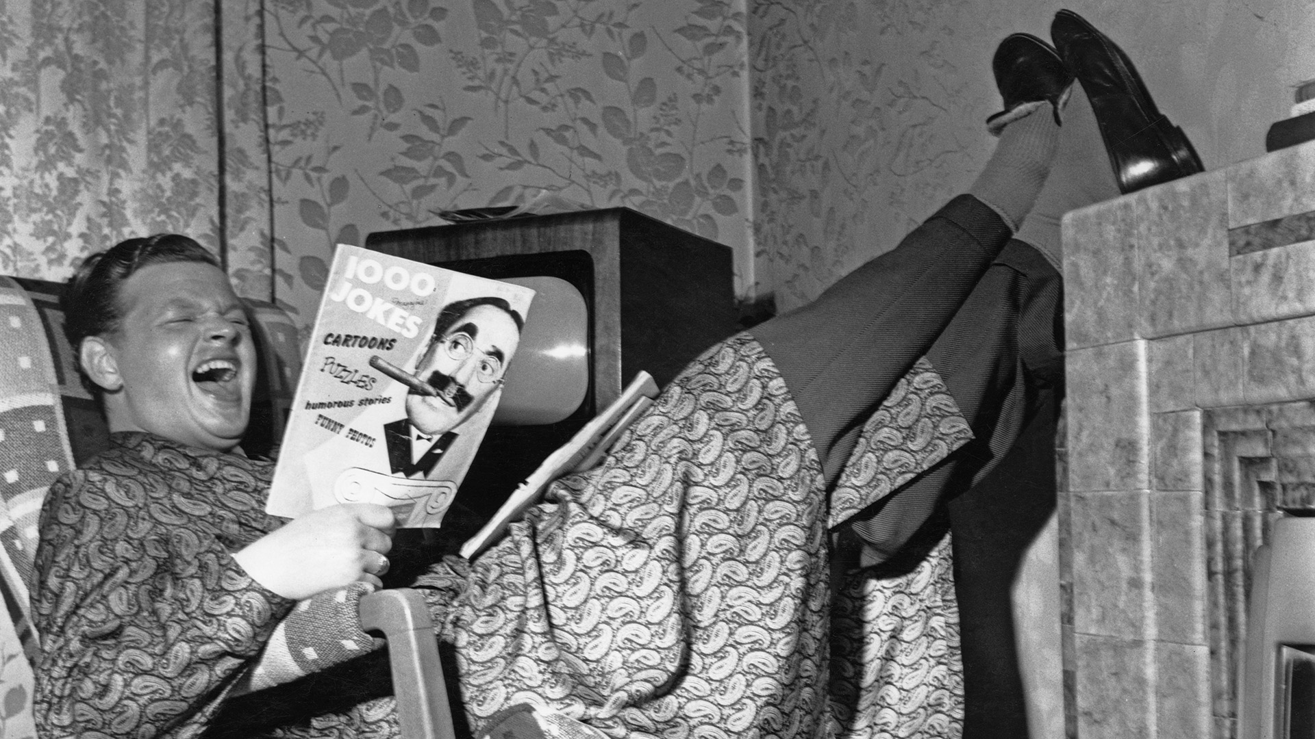 Benny Hill en 1955, el año que desembarcó en la BBC. Escribía todos los libretos de su show, que se mantuvo durante tres décadas en el aire hasta que los tiempos cambiaron y fue reemplazado (Photo by John Pratt/Keystone Features/Hulton Archive/Getty Images)