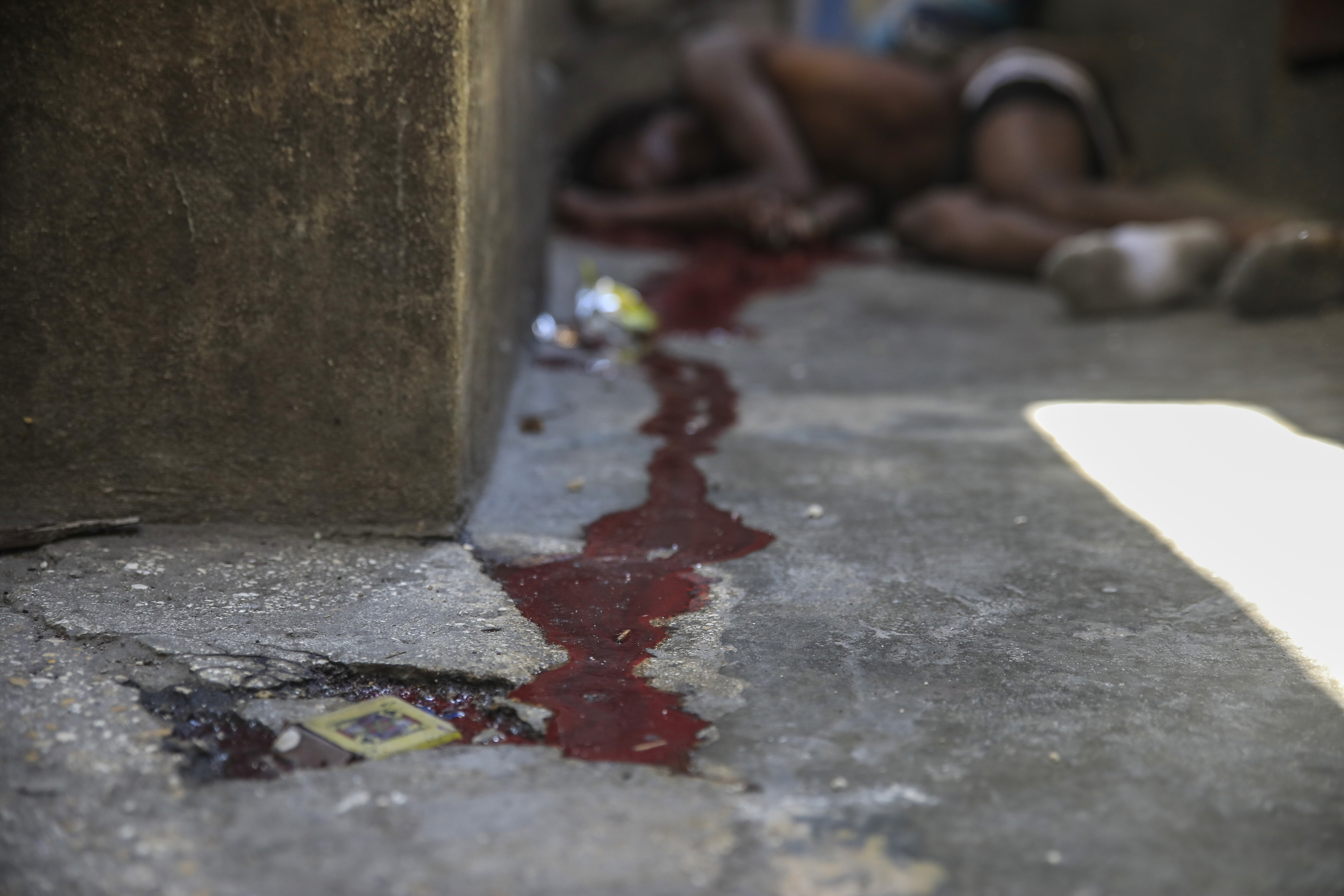 El cuerpo del cómico haitiano Sexy yace tendido en el piso tras ser baleado por asaltantes desconocidos en Puerto Príncipe  (AP Foto/Odelyn Joseph)