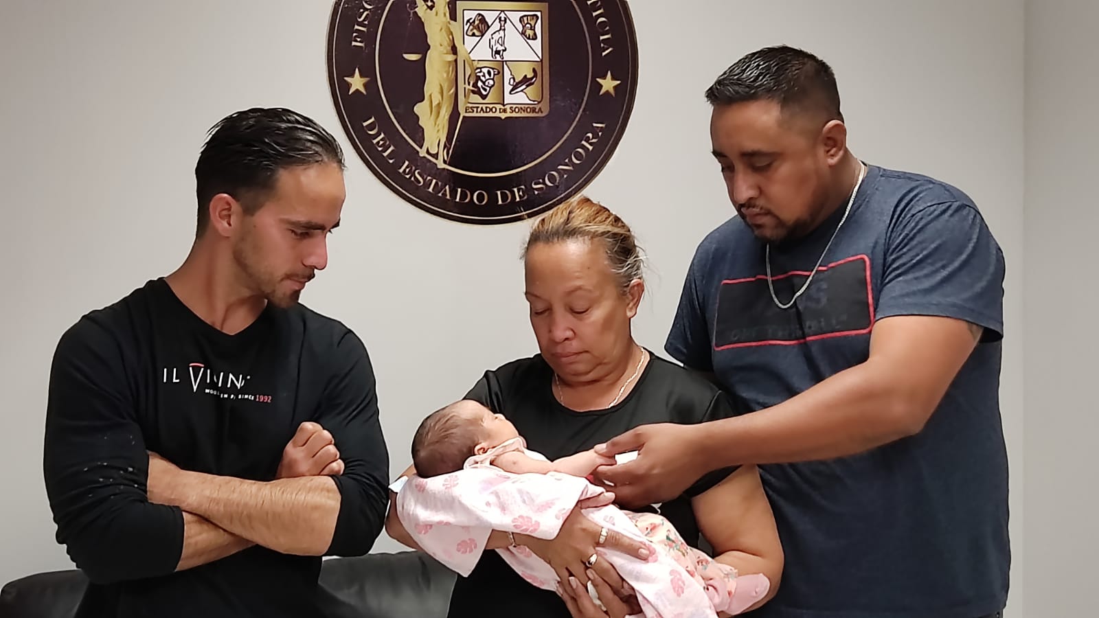La bebé Alison fue entregada a su abuela y su padre (Foto: Fiscalía Sonora)