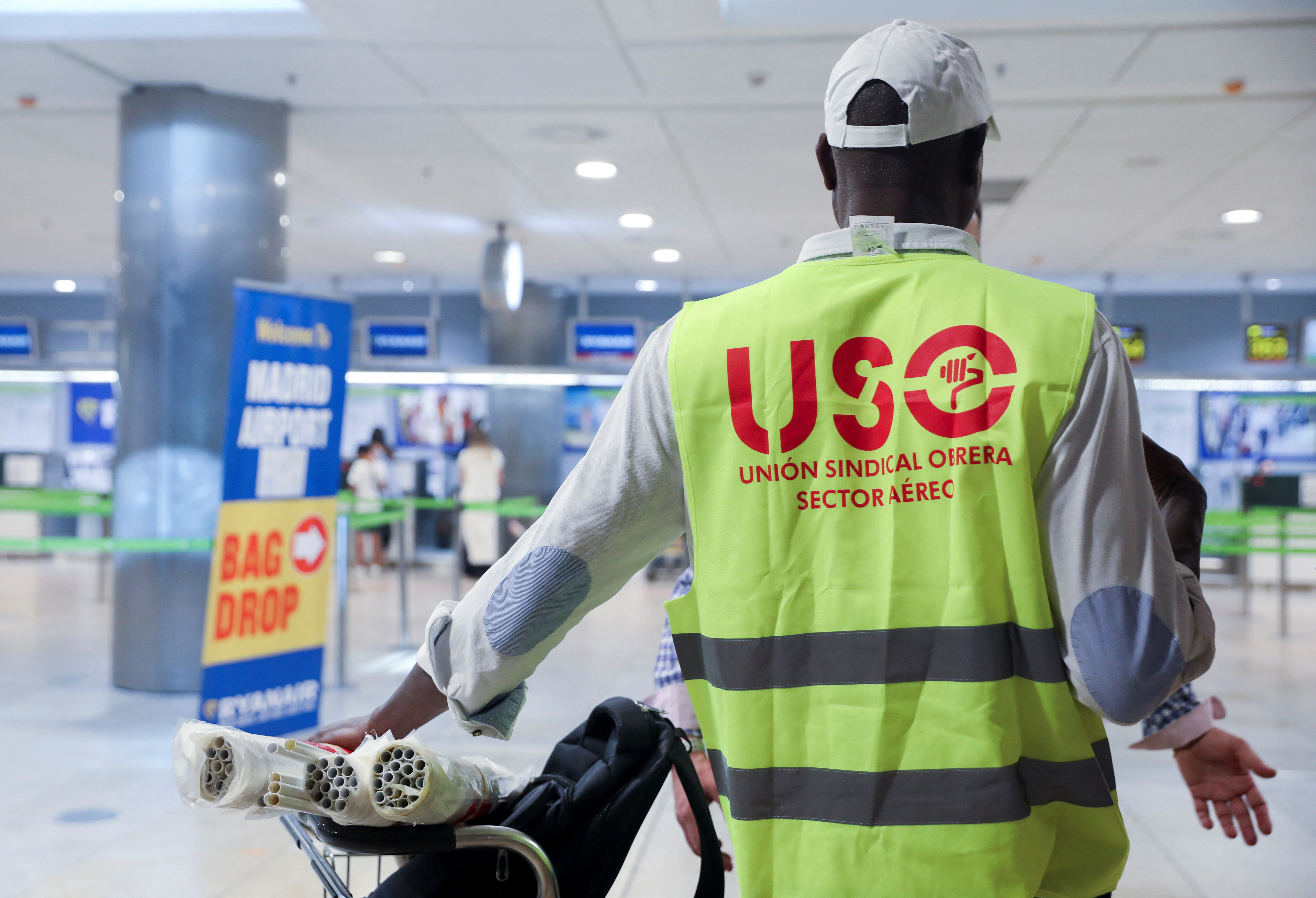 Miembros del sindicato USO en el aeropuerto de Madrid-Barajas (REUTERS/Isabel Infantes)