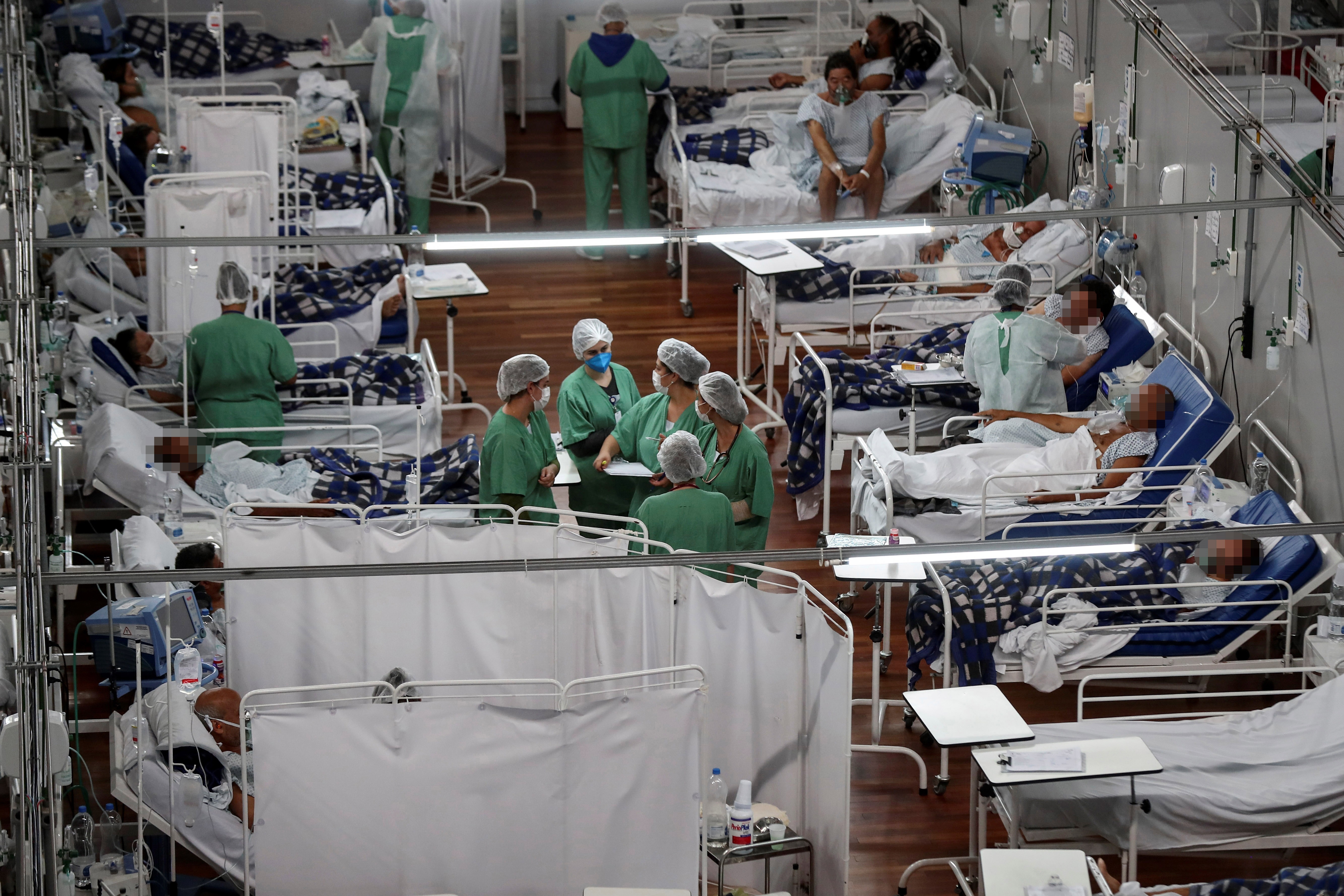 Trabajadoras de la salud atienden a pacientes con la covid-19, en el Hospital Municipal de Campaña Pedro Dell Antonia, en una fotografía de archivo. EFE/Sebastiao Moreira
