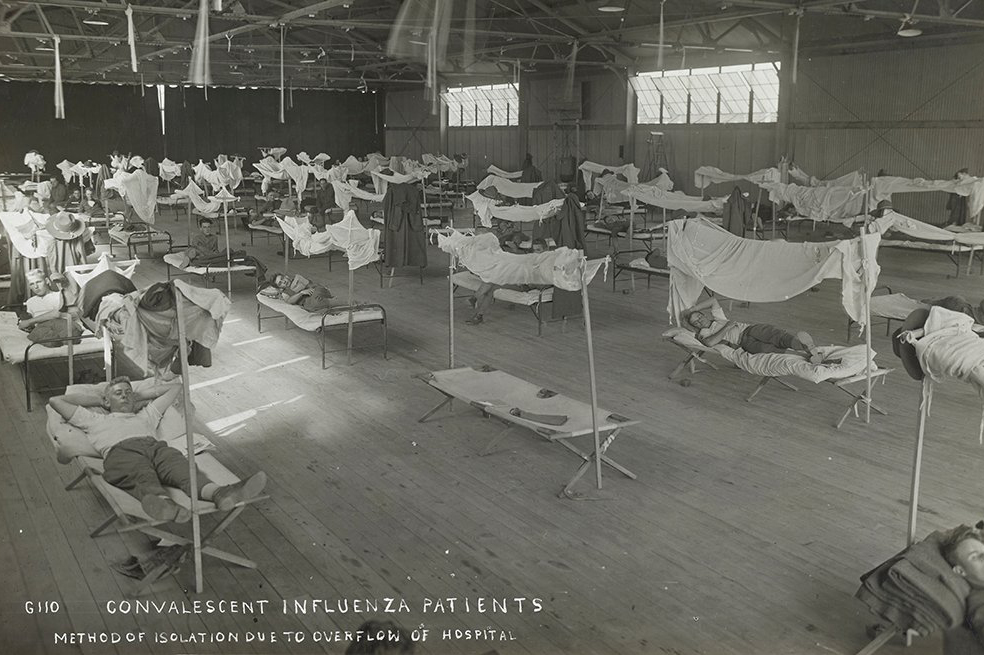 Los soldados convalecientes se ubicaban a un brazo de distancia unos de otros en las enfermerías, separados por poco más que una sábana, lo que aumentaba la propagación de la gripe española. Estos pacientes se alojaban en Eberts Field en Lonoke, Arkansas, porque no había espacio en el hospital.

National Archives
