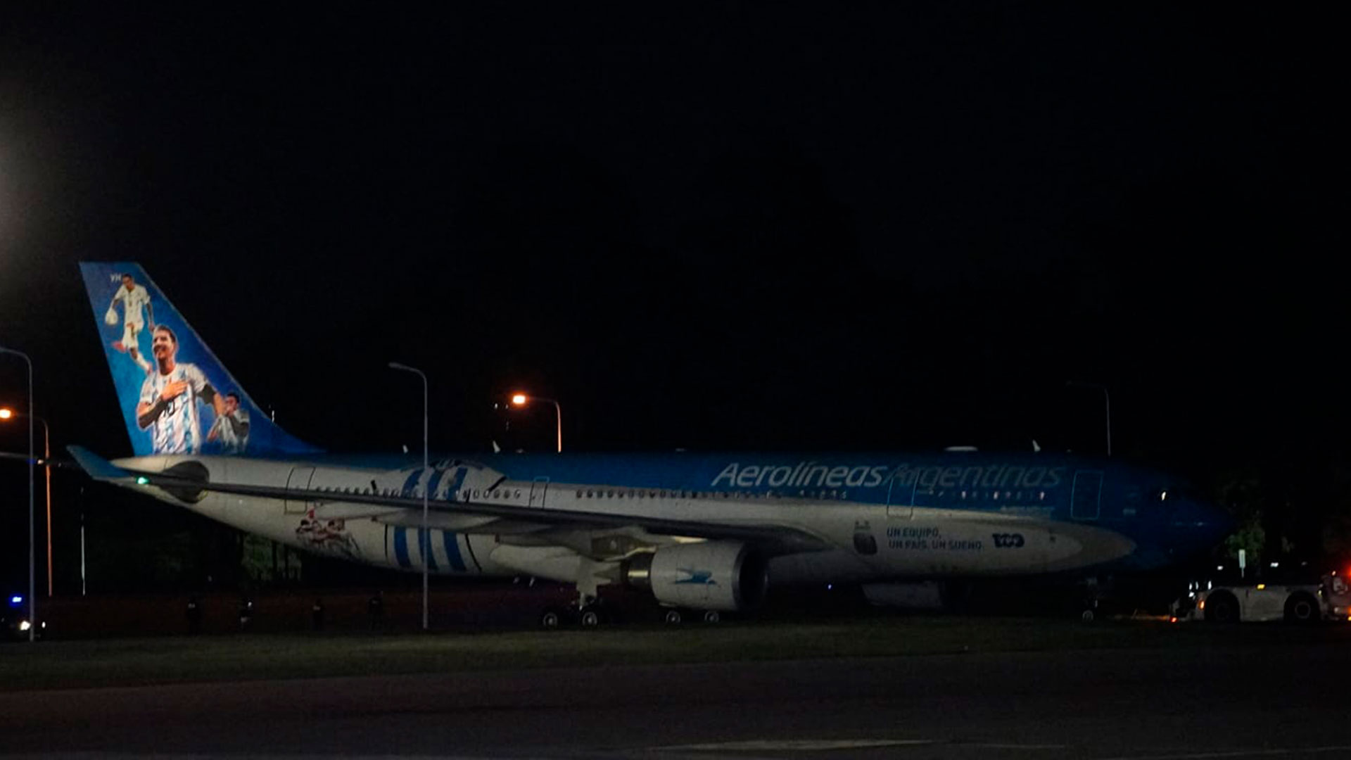 El avión que trajo a los campeones del mundo aterrizó en el país a las 02:23 AM. Una multitud los espera en las inmediaciones del predio de la AFA (Franco Fafasuli)