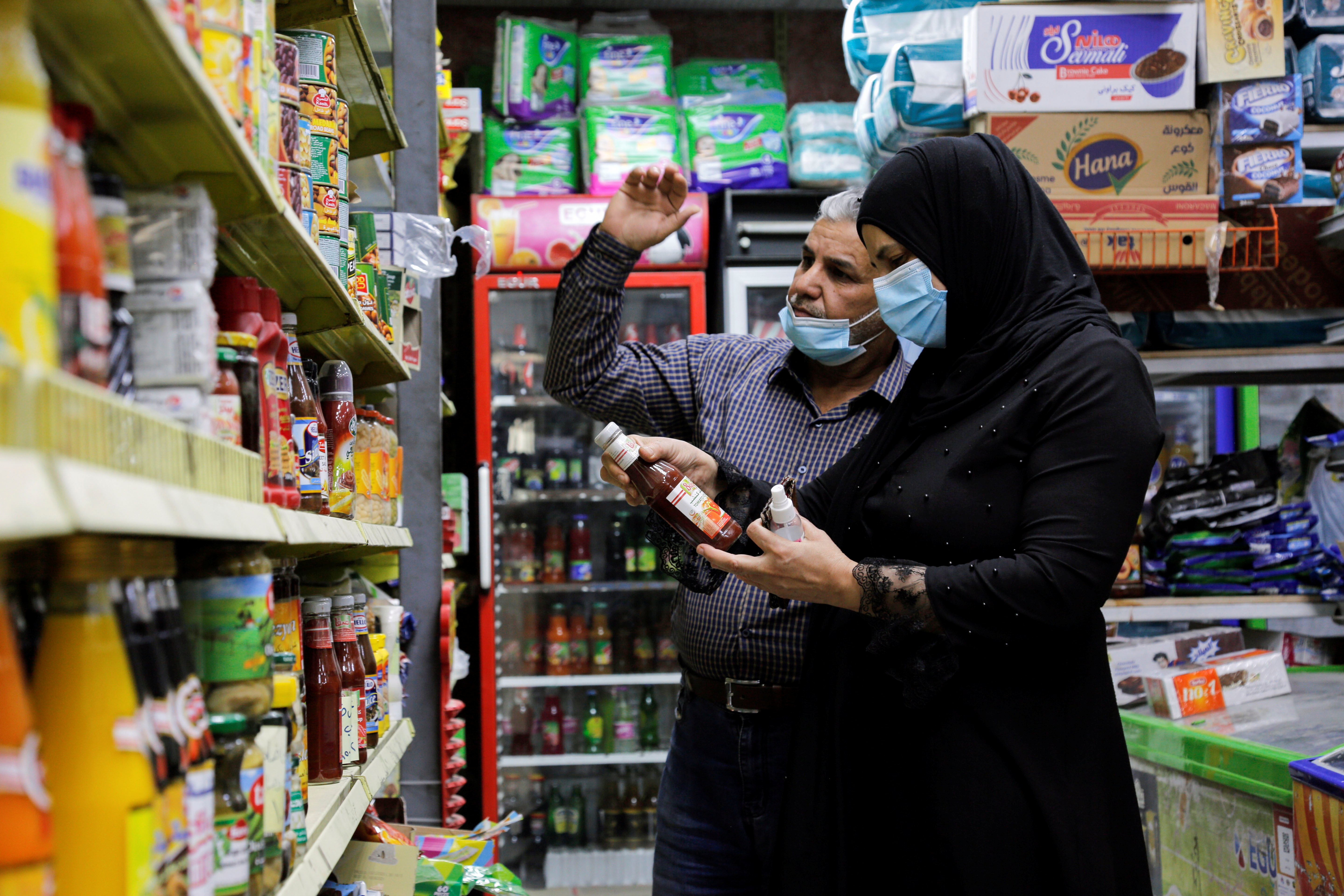 Una pareja haciendo compras en Bagdad, Irak (REUTERS/Teba Sadiq)