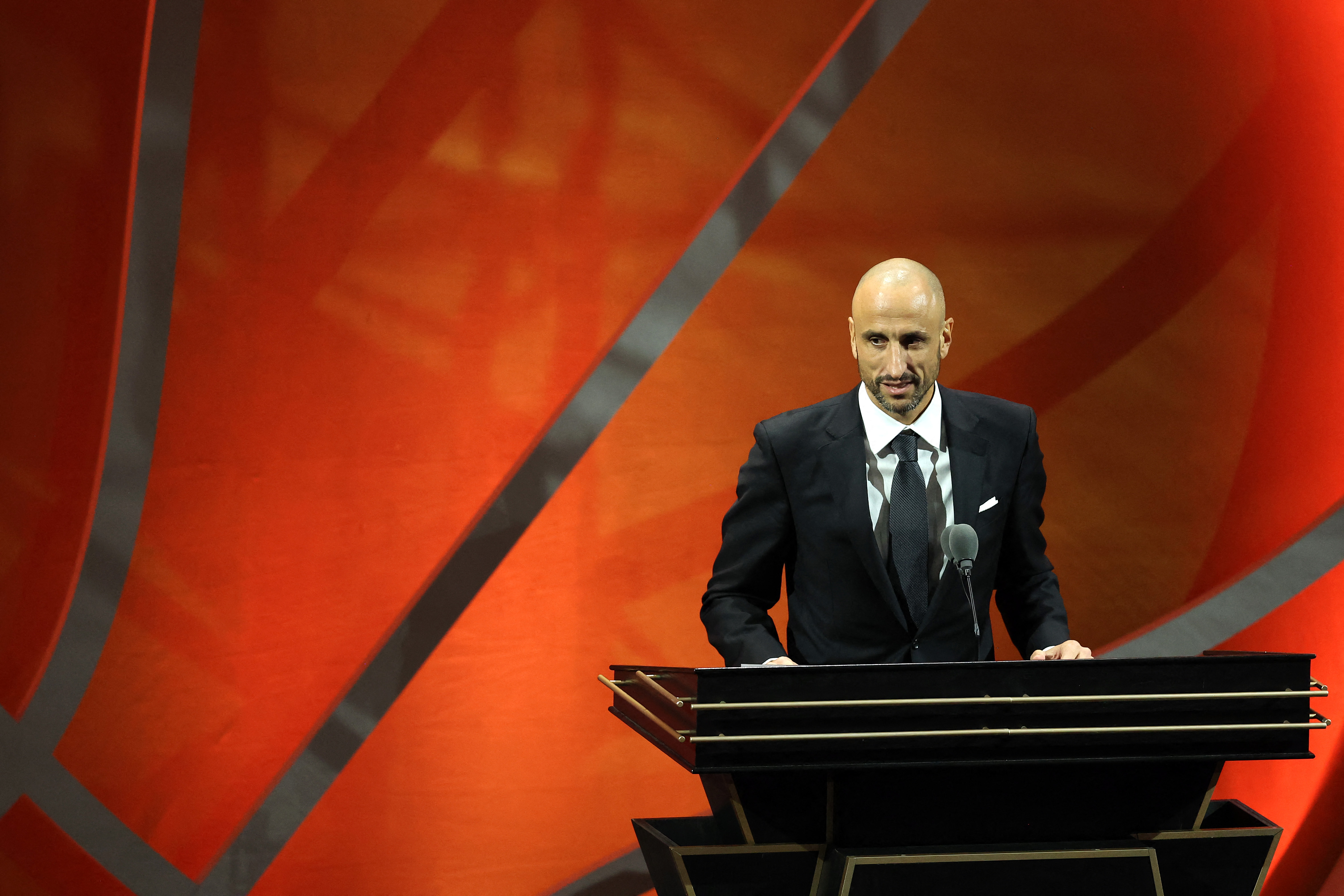 SPRINGFIELD, MASSACHUSETTS - SEPTEMBER 10: Naismith Memorial Basketball Hall of Fame Class of 2022 enshrinee Manu Ginobili speaks during the 2022 Basketball Hall of Fame Enshrinement Ceremony at Symphony Hall on September 10, 2022 in Springfield, Massachusetts.   Maddie Meyer/Getty Images/AFP (Photo by Maddie Meyer / GETTY IMAGES NORTH AMERICA / Getty Images via AFP)