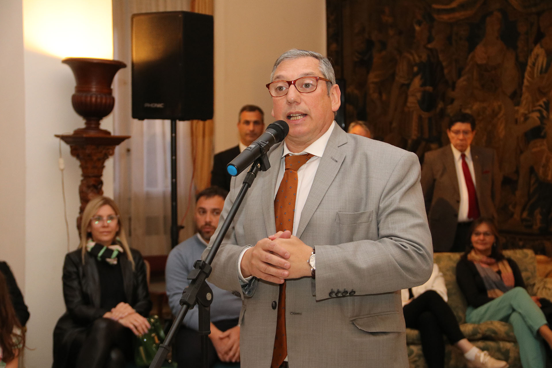 El embajador de Uruguay, Carlos Enciso Christiansen. Como intendente del Departamento de Florida, en 2011, llevó adelante el proyecto que hoy cristaliza con una sinfónica juvenil de primer nivel


