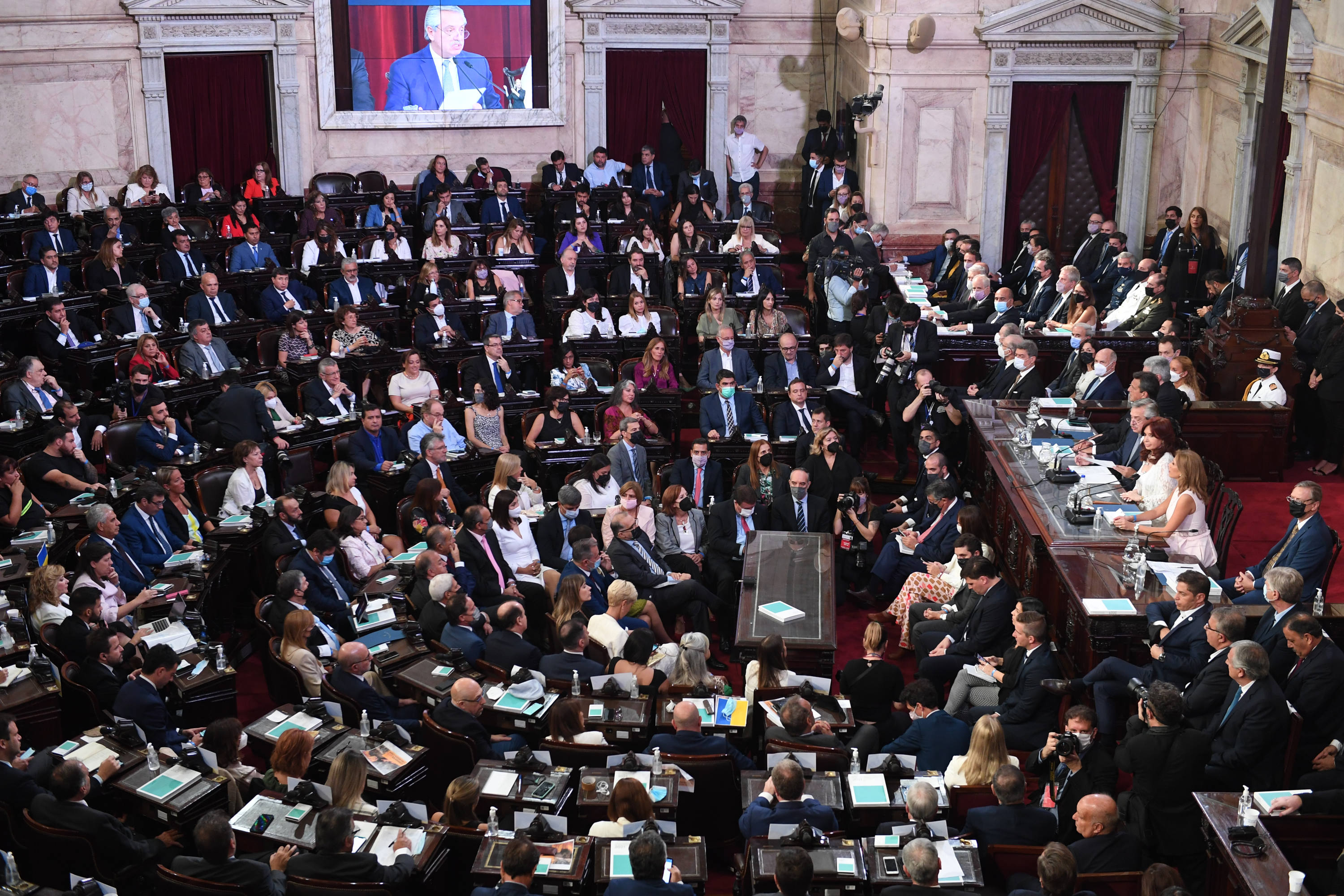 La Asamblea Legislativa escuchando con atención a Alberto Fernández