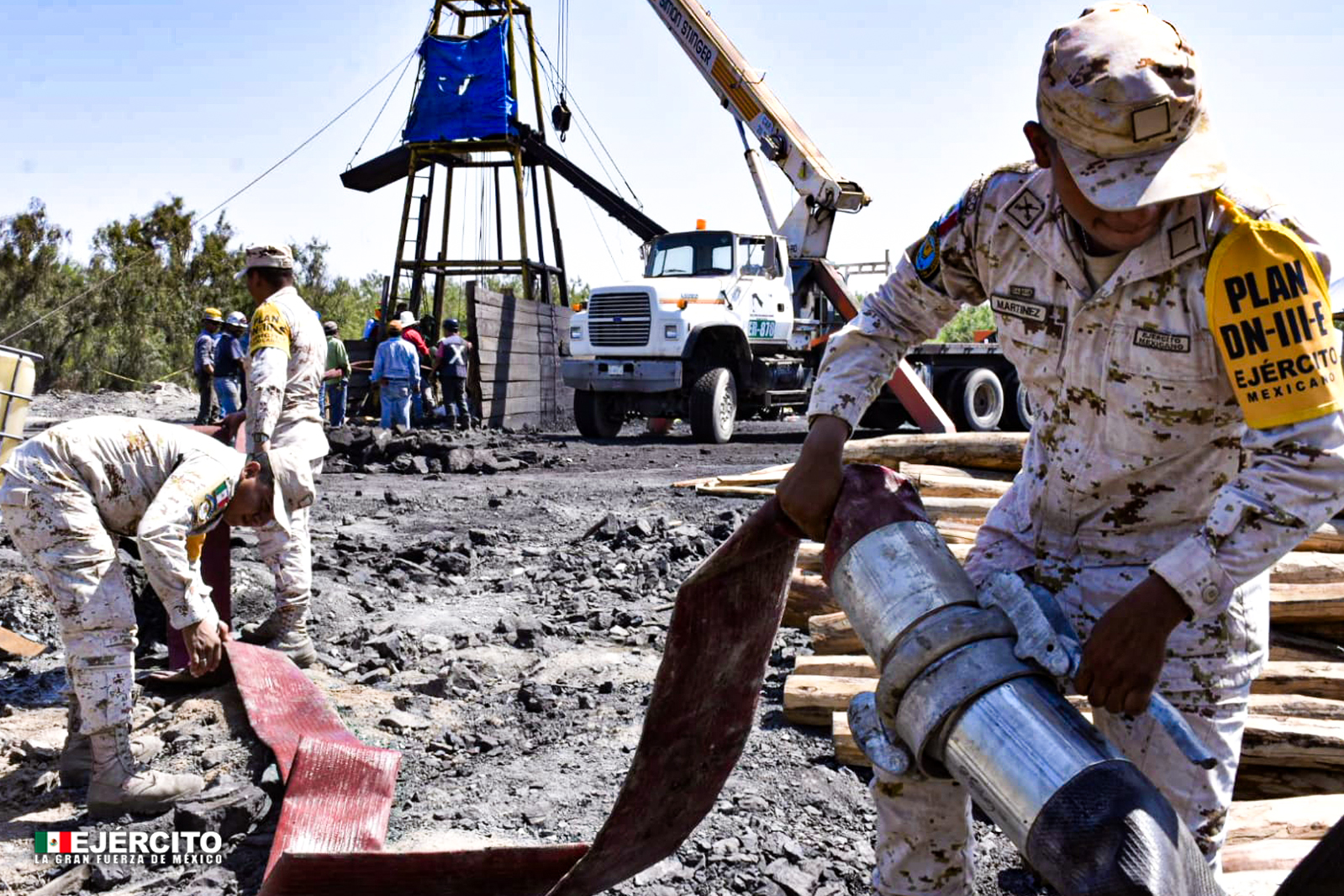 Personal de Sedena trabaja en el sitio para lograr el rescate de 10 mineros atrapados (Foto: Sedena)