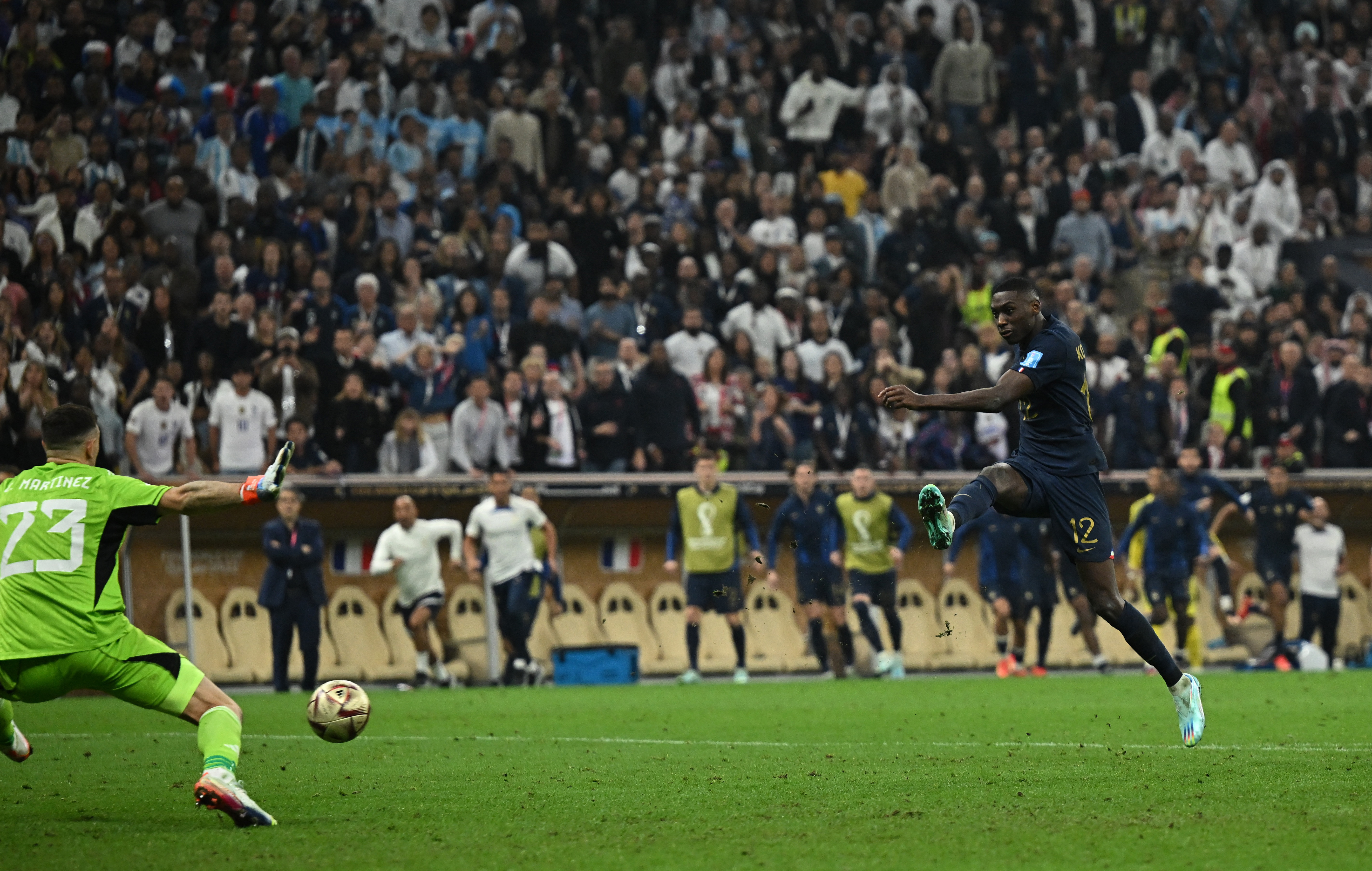 Kolo Muani remata frente a Martínez y los suplentes de Francia entran al campo de juego para festejar, creyendo que la acción terminaría en gol (Reuters)