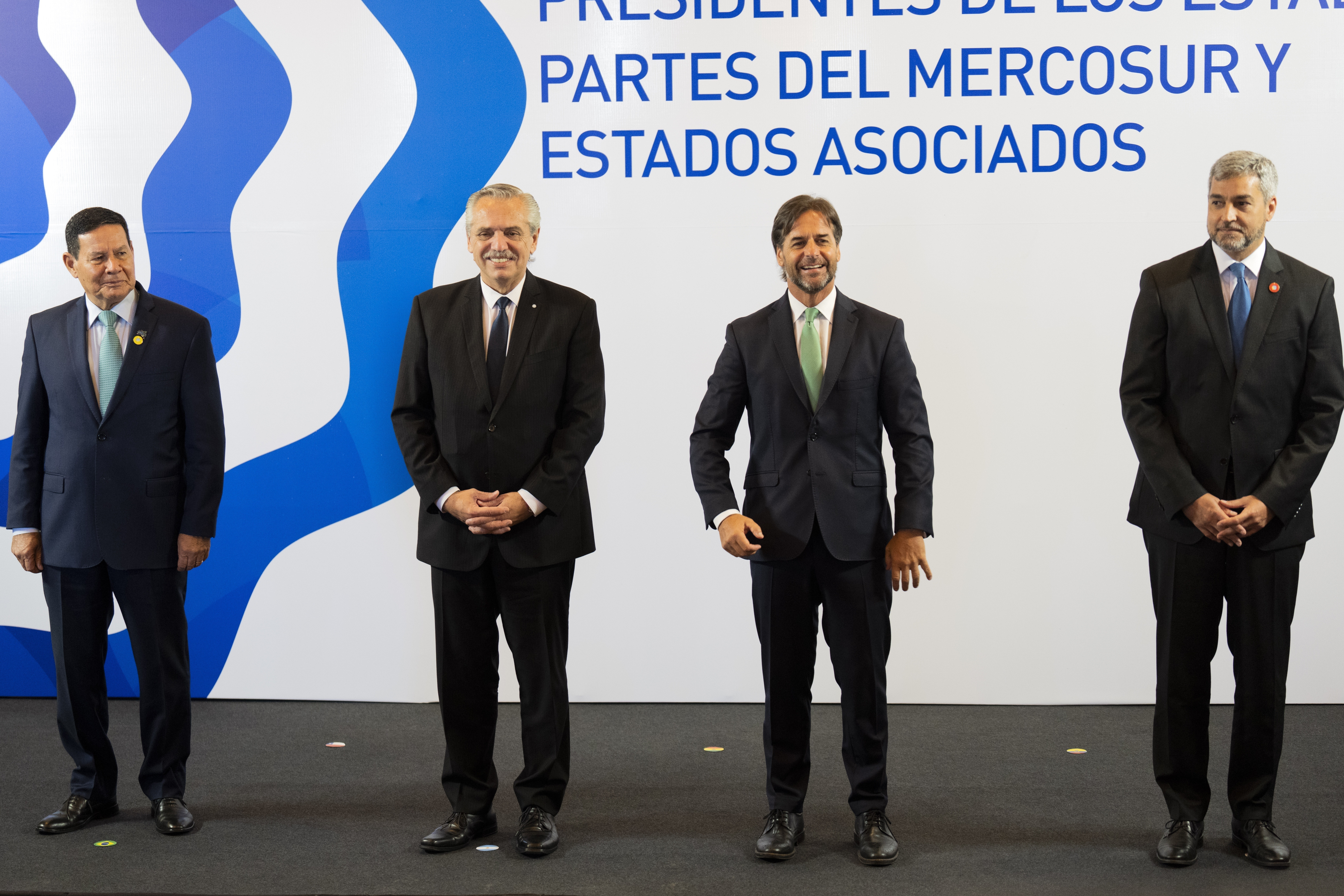 El vicepresidente de Brasil, Hamilton Mourao; el presidente de Argentina, Alberto Fernández; el presidente de Uruguay, Luis Lacalle Pou, y el presidente de Paraguay, Mario Abdo Benítez (AP)