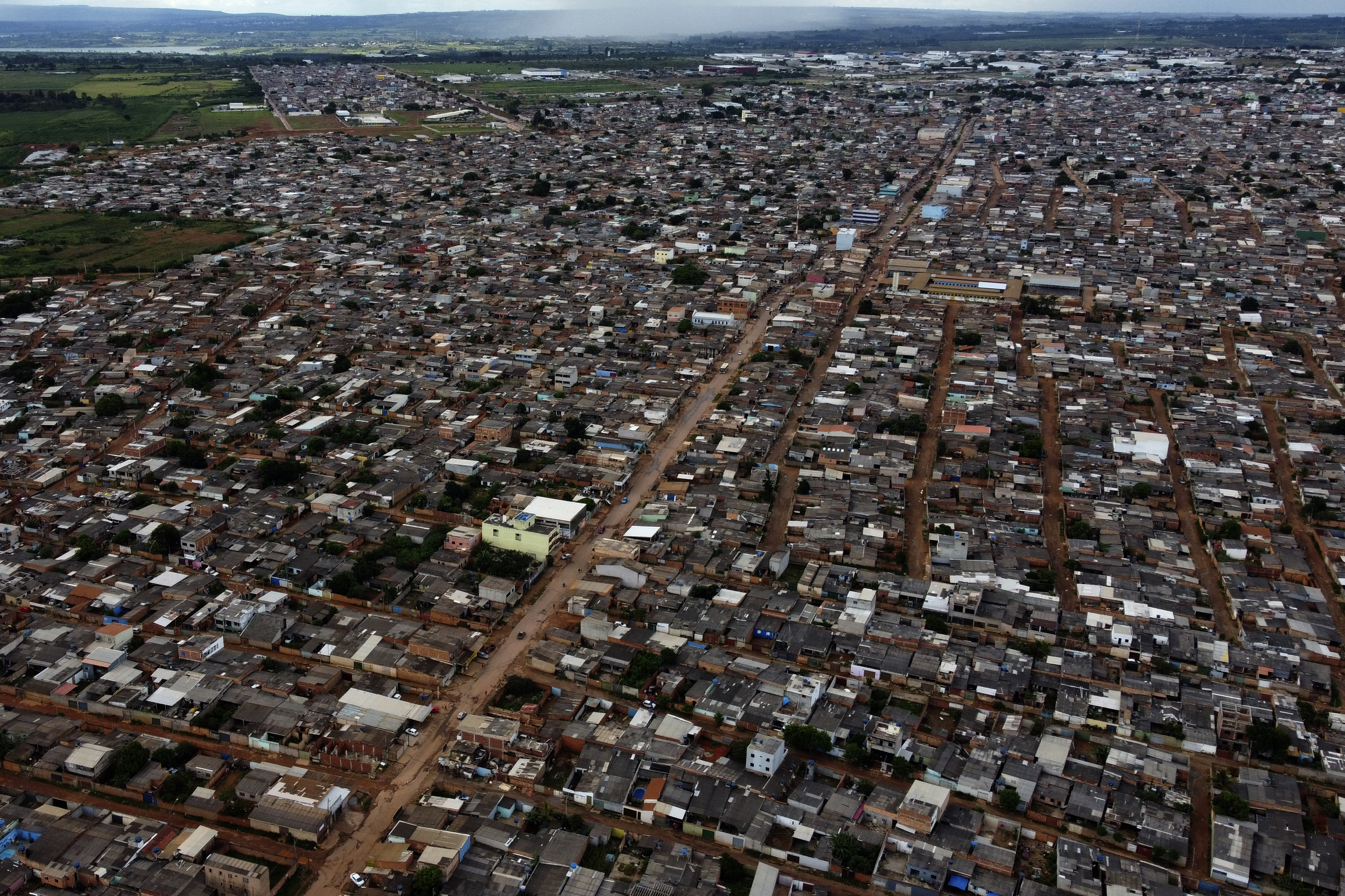 Calles inundadas por la lluvia en la favela Sol Nascente en Brasilia (AP Foto/Eraldo Peres)