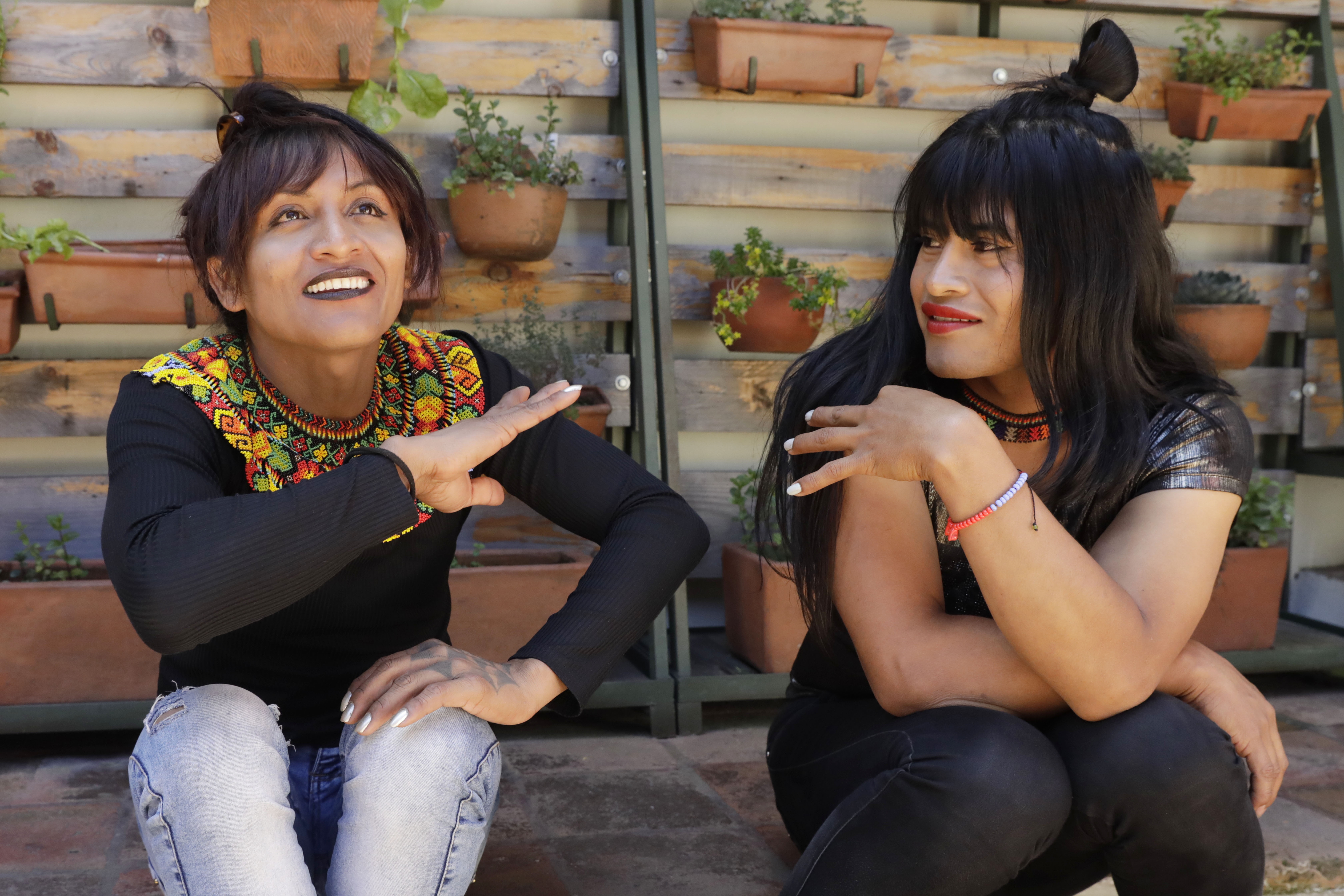 ACOMPAÑA CRÓNICA: COLOMBIA LGTBI. BOG400. BOGOTÁ (COLOMBIA), 02/07/2022.- Roxana y Alexandra (d), indígenas Embera trans, hablan durante una entrevista con Efe el 01 de julio de 2022, en Bogotá (Colombia). Las "wërapara" son, literalmente en embera, las "no mujeres". Pero ellas, un grupo de mujeres trans de una comunidad indígena del centro de Colombia, se reivindican ahora así después de muchas discriminaciones y de luchar por ser aceptadas como son. EFE/ Carlos Ortega
