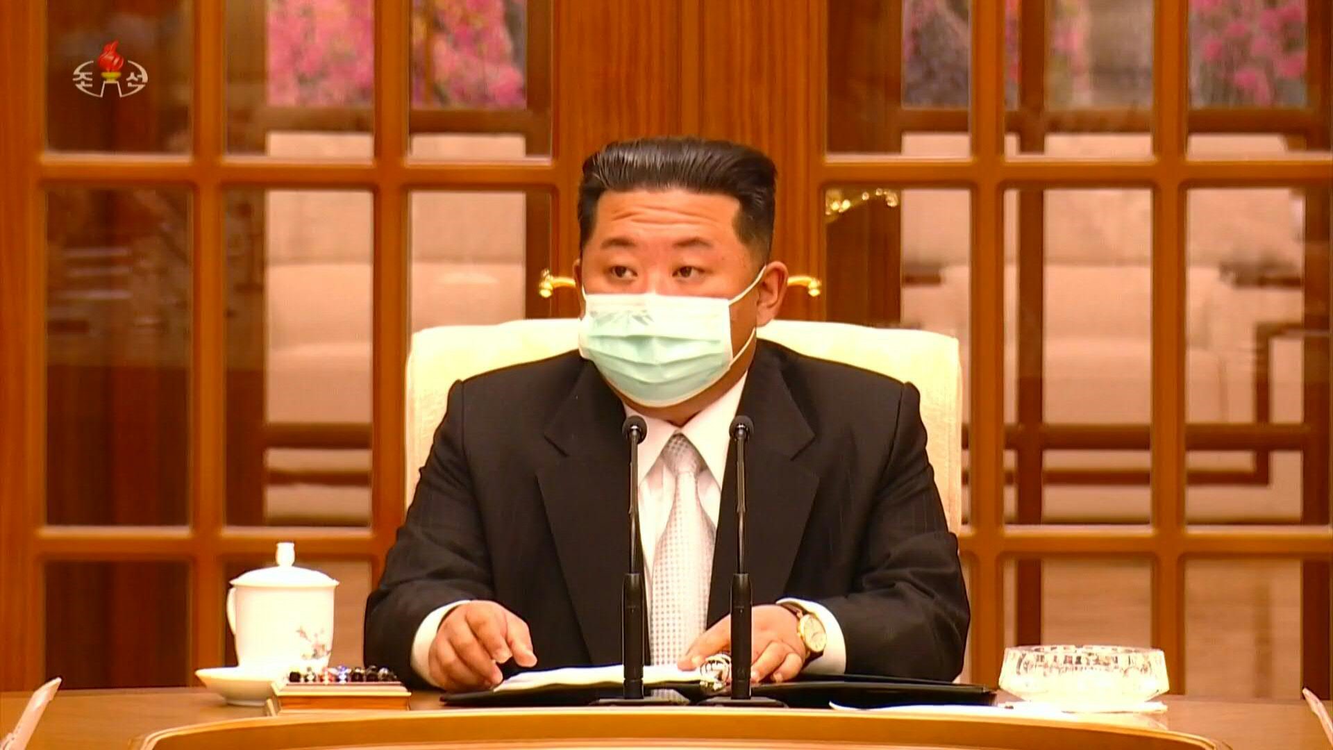 Corea del Norte reconoció el jueves su primer brote de covid-19 desde el inicio de la pandemia y declaró una "grave emergencia nacional" ante la que el líder Kim Jong Un ordenó confinamientos por todo el país