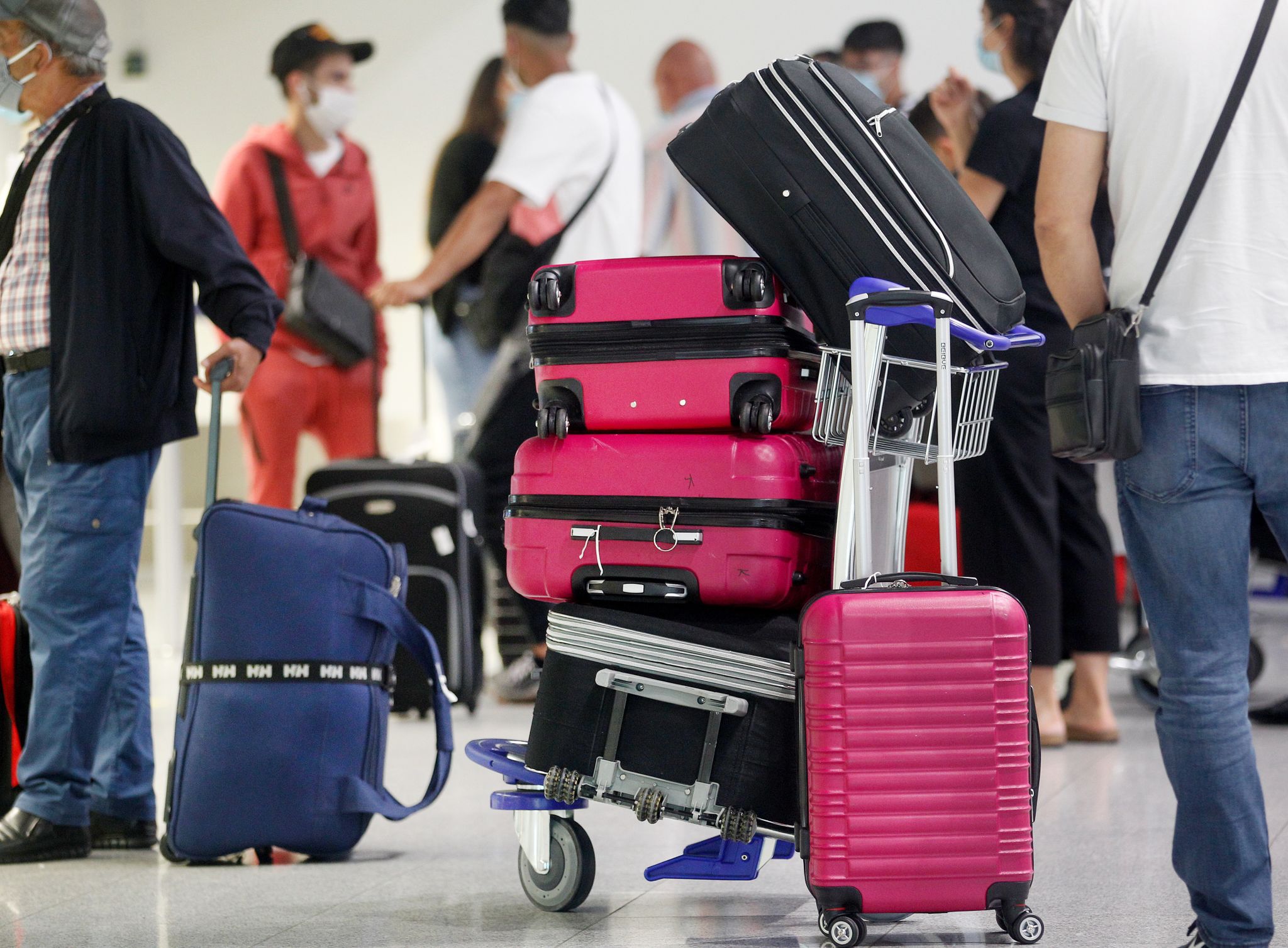 ARCHIVO - El transporte de la maleta es uno de los aspectos menos gratos del viajar. Foto: Roland Weihrauch/dpa