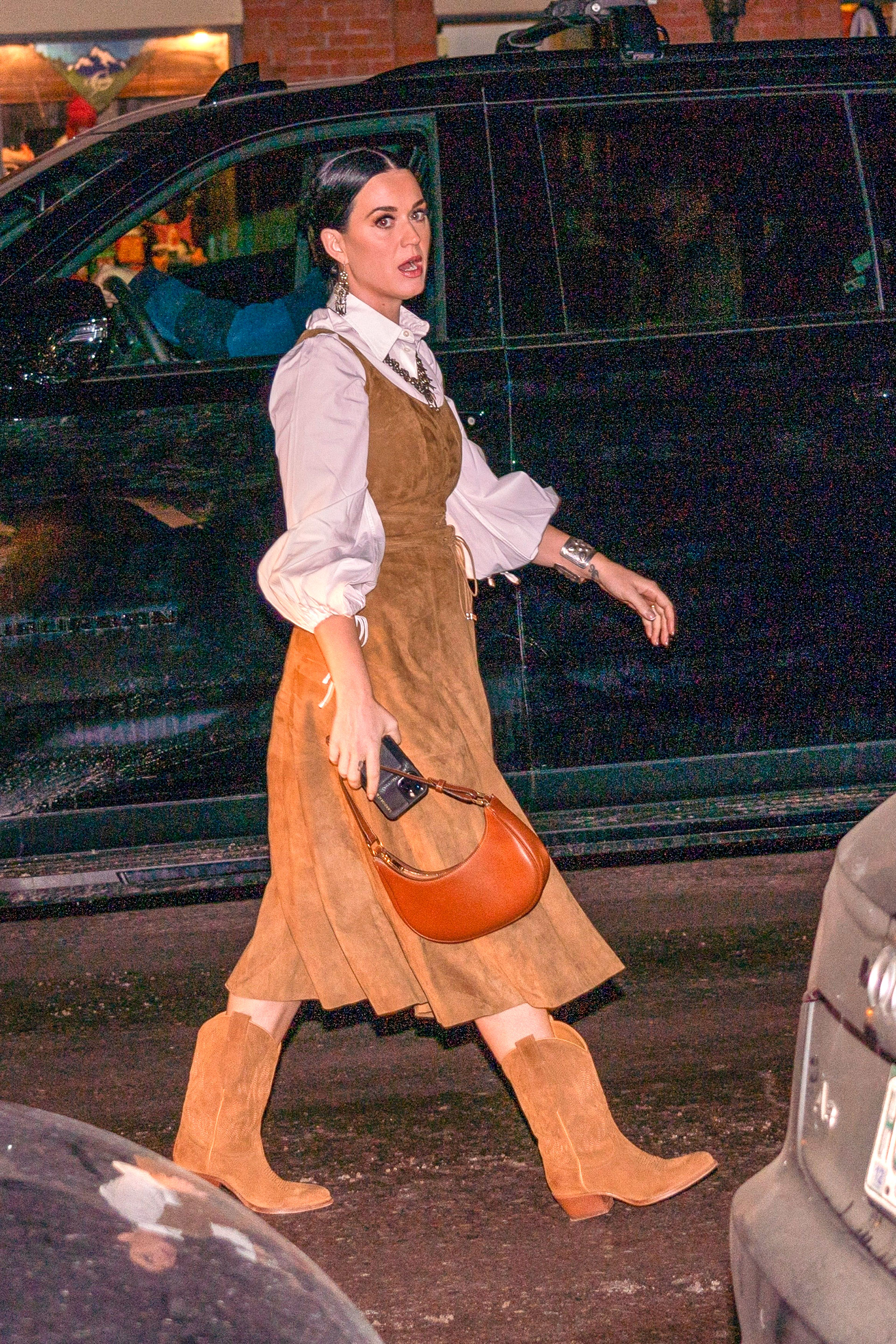 Katy Perry salió a comer a un exclusivo restaurante en Aspen, Colorado, a donde se fue de vacaciones y aprovechó para esquiar. La cantante lució un vestido marrón, una camisa blanca y unas botas estilo cobwoy