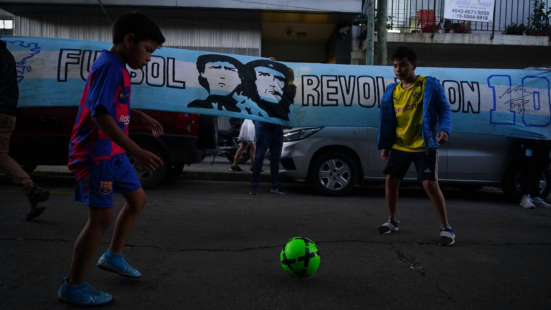 Fútbol en homenaje al astro en la vigilia de los fanáticos
