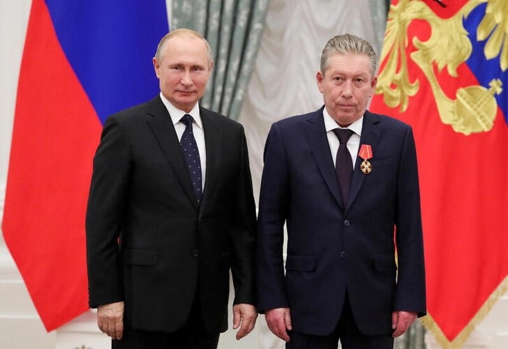 File image of Russian President Vladimir Putin (L) with oil company Lukoil First Executive Vice President Ravil Maganov (Sputnik/Mikhail Klimentyev/Kremlin via Reuters)