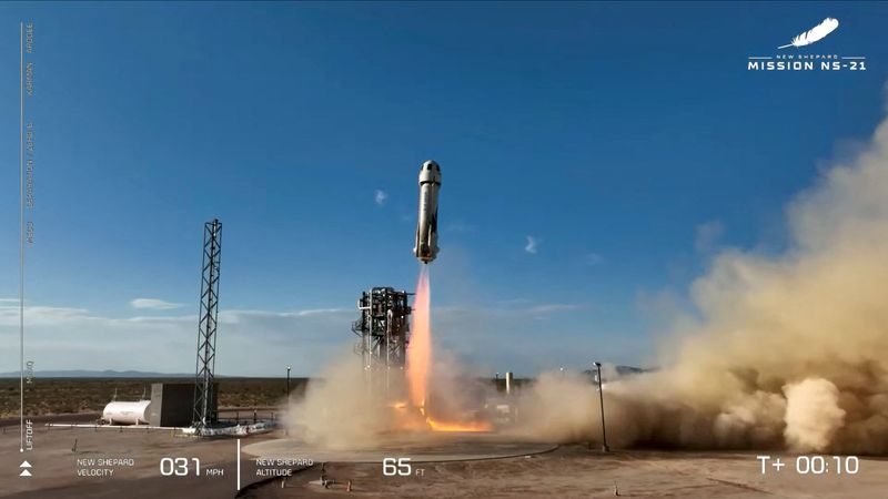 La empresa de turismo espacial de Jeff Bezos, Blue Origin, lanza su quinta misión de cápsulas tripuladas desde su base cerca de Van Horn, Texas, Estados Unidos. 4 de junio, 2022.  REUTERS.