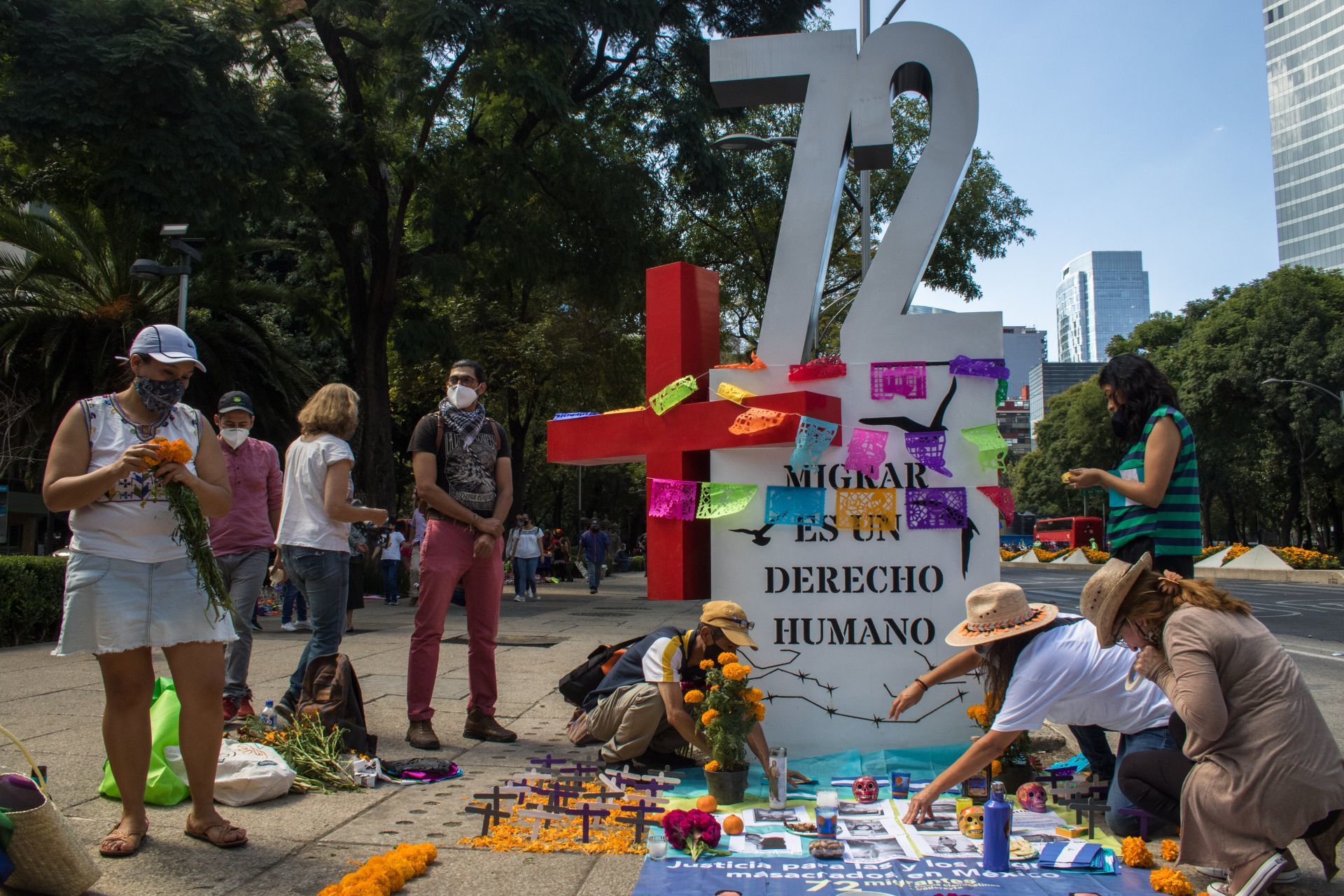 CIUDAD DE MÉXICO, 01NOVIEMBRE2020.- Ciudadanos montaron una ofrenda de Día de Muertos en el Antimonumento a los 72, el cual esta dedicado a los 72 migrantes que murieron en San Fernando en Tamaulipas, mismo que se ubica en avenida Reforma, frente a la embajada de Estados Unidos. Los ahí presentes pusieron retratos de los que ahí perecieron y exigieron justicia a sus verdugos, ya que acusan que el gobierno federal nunca esclareció los hechos. 
FOTO: MOISÉS PABLO/CUARTOSCURO.COM