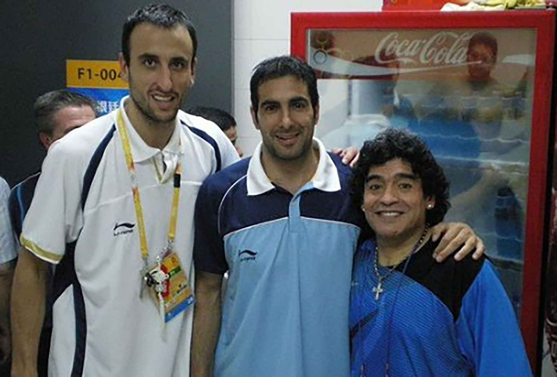 Paolo Quinteros, junto con Manu Ginóbili y Diego Maradona en el vestuario tras la victoria del seleccionado argentino de básquet a Grecia en los Juegos Olímpicos de Beijing 2008 
