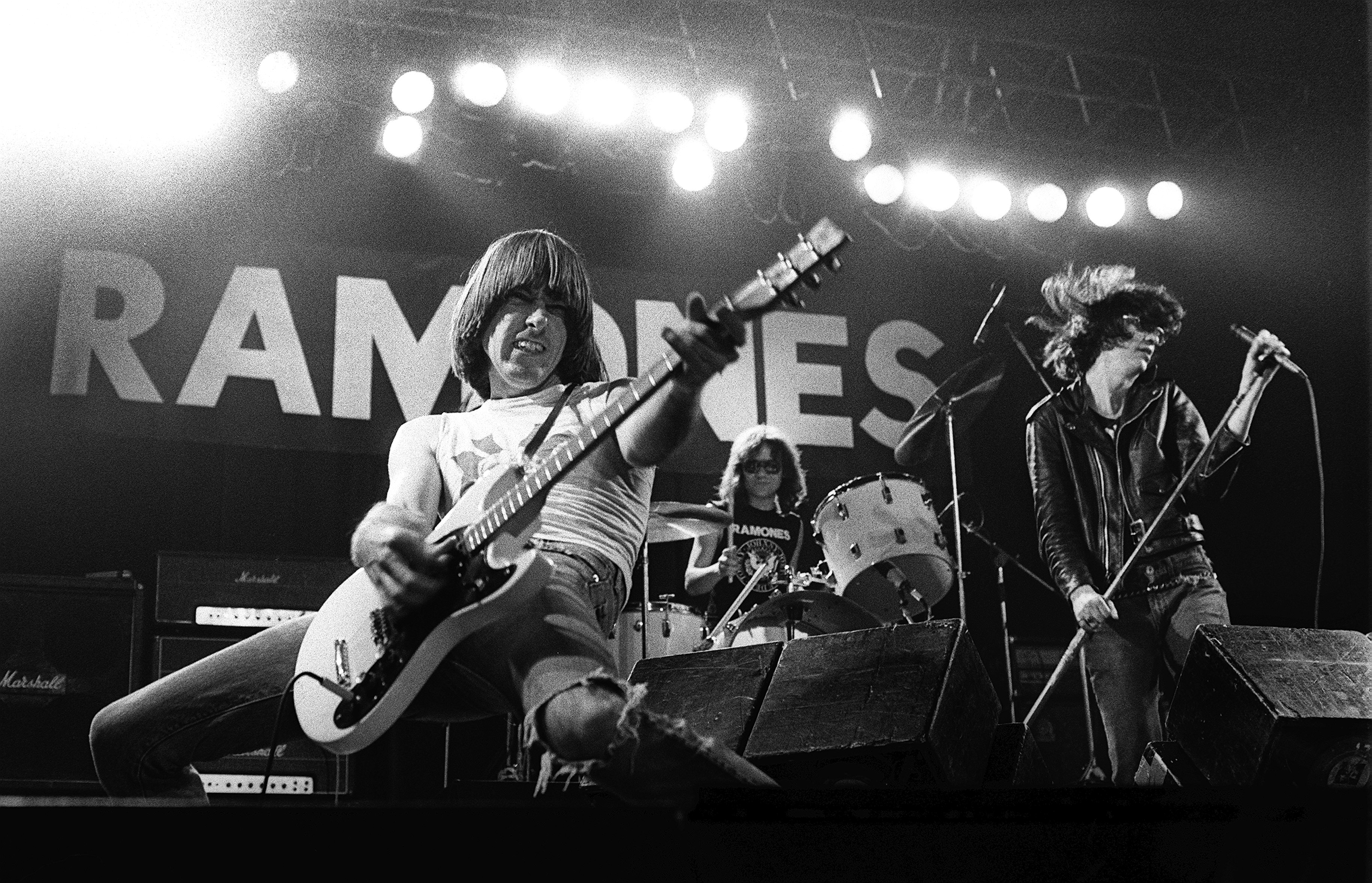Johnny Ramone y Joey Ramone en primer plano: durante 20 años no se dirigieron la palabra. Joey murió en 2001. Johnny, en 2004 de un cáncer de próstata (Photo by Howard Barlow/Redferns)