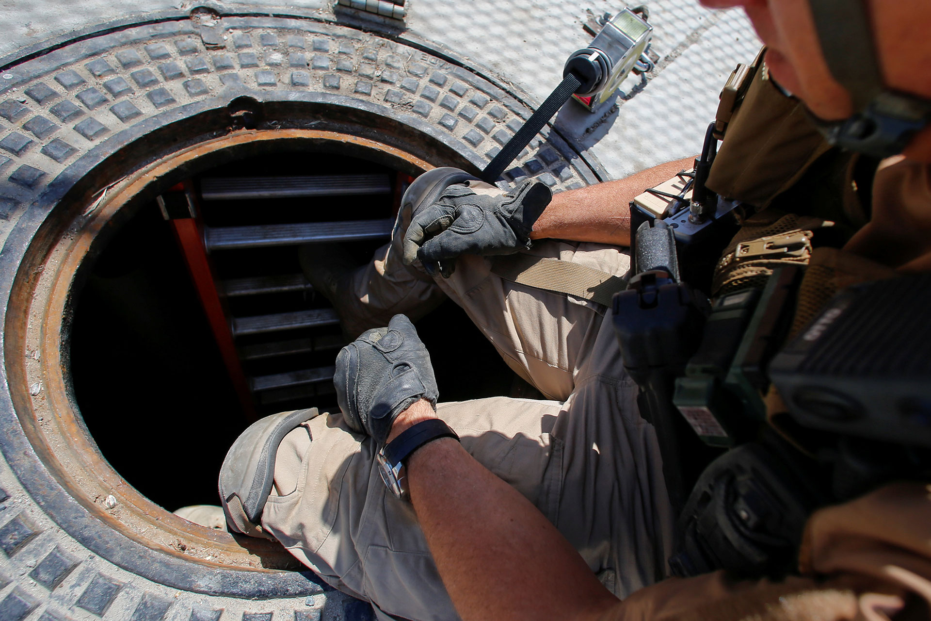 El Oficial de Operaciones Lance LeNoir sale de un túnel ilegal de contrabando bajo la frontera con México que ahora se usa para entrenar en San Diego