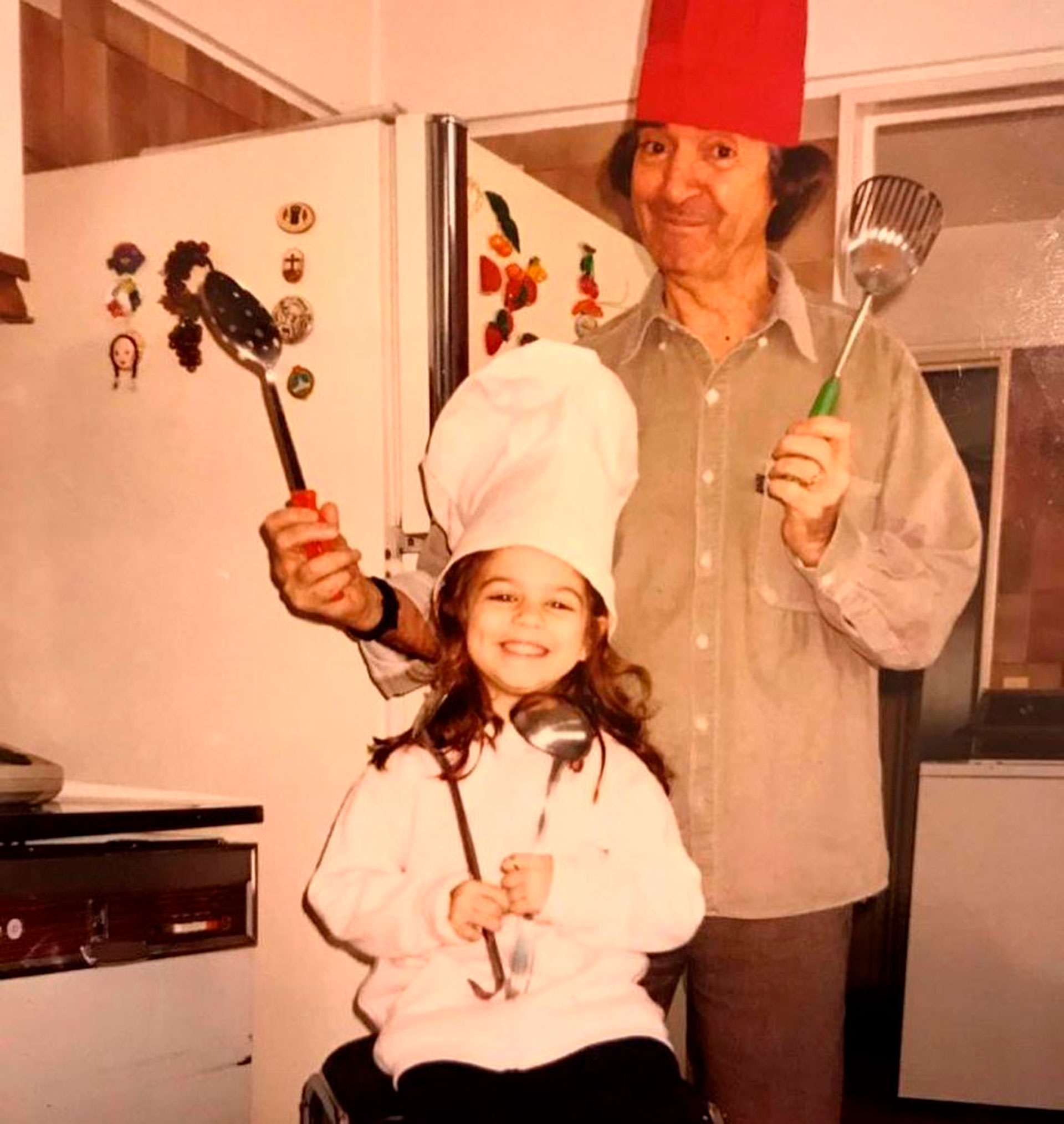 Carlitos con su nieta Laura Gelfi quien hoy es cocinera